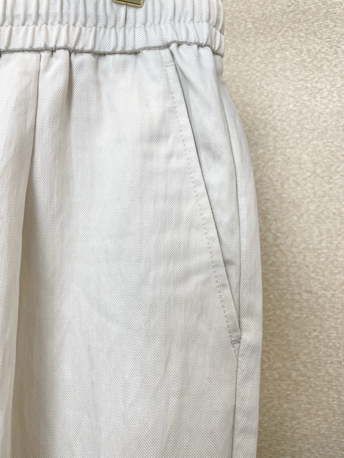 /套。Prada普拉达💥砸锅卖铁都要上的新款新款专柜同款短袖按扣套装，高级感满满！细节精致高档，做工无可