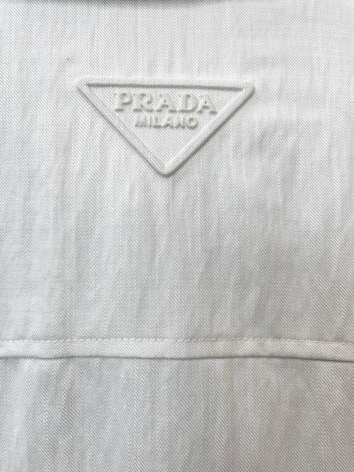 /套。Prada普拉达💥砸锅卖铁都要上的新款新款专柜同款短袖按扣套装，高级感满满！细节精致高档，做工无可