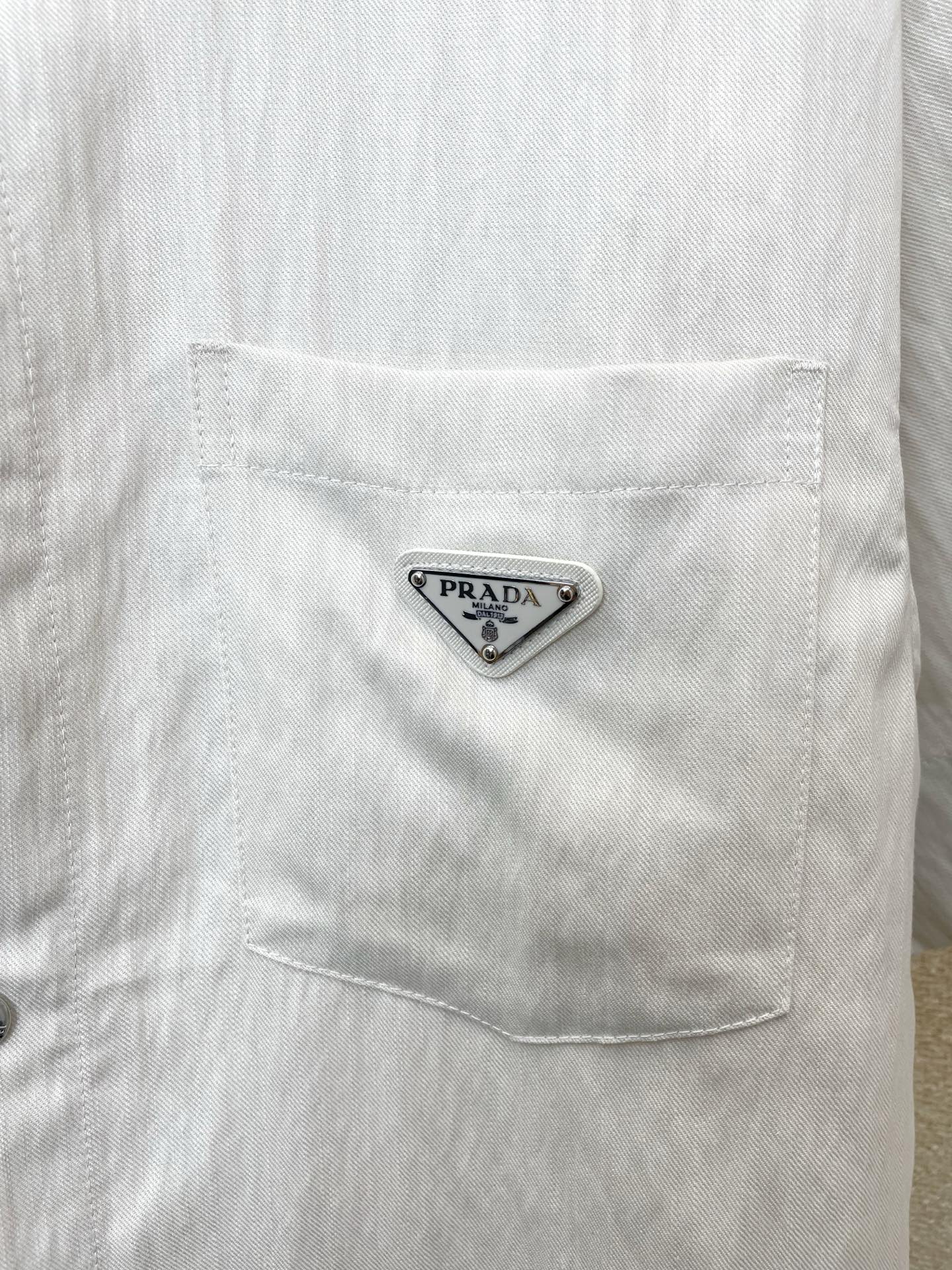 /套。Prada普拉达💥砸锅卖铁都要上的新款新款专柜同款短袖按扣套装，高级感满满！细节精致高档，做工无可