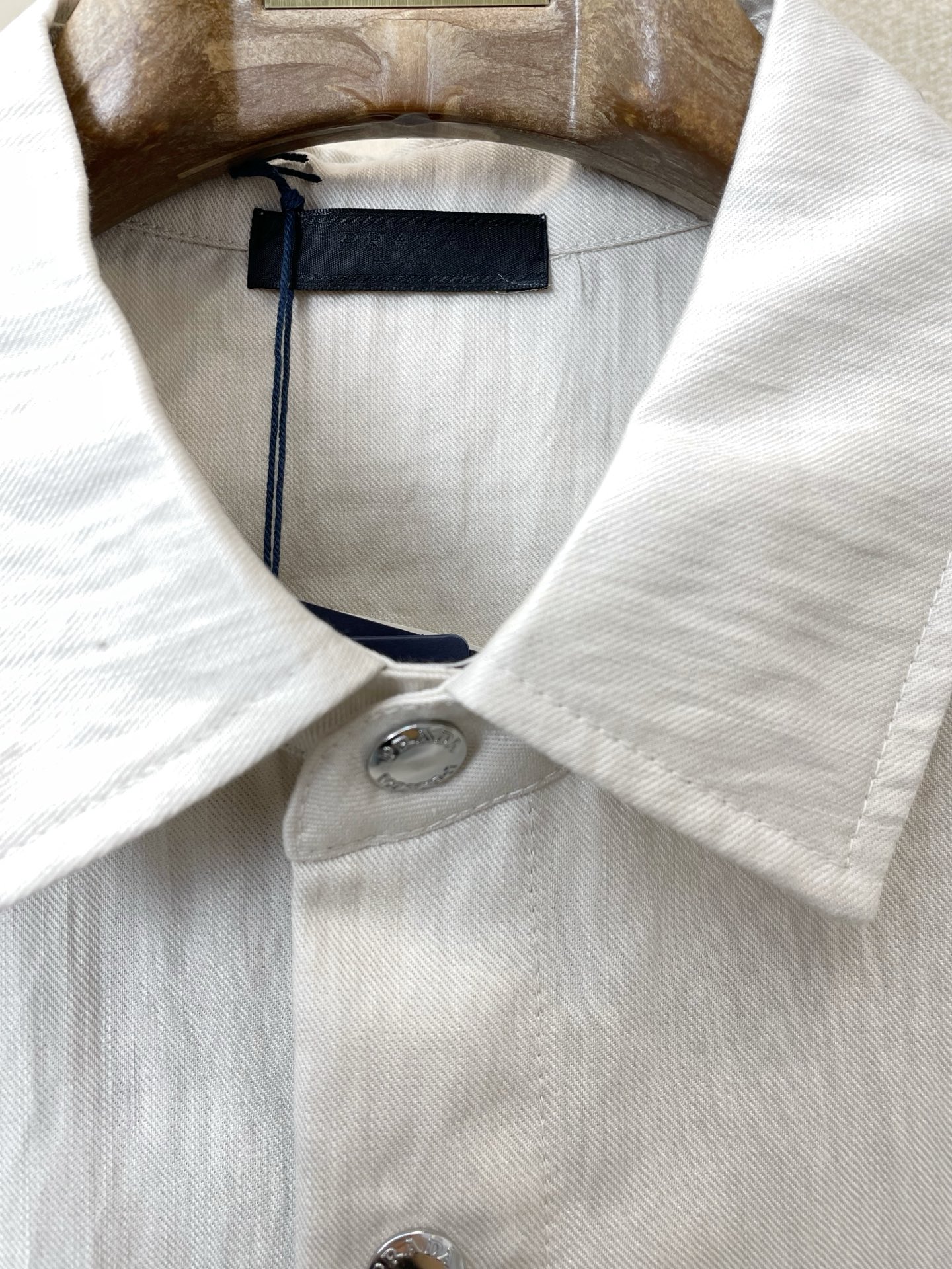 /套。Prada普拉达💥砸锅卖铁都要上的新款新款专柜同款短袖按扣套装，高级感满满！细节精致高档，做工无可