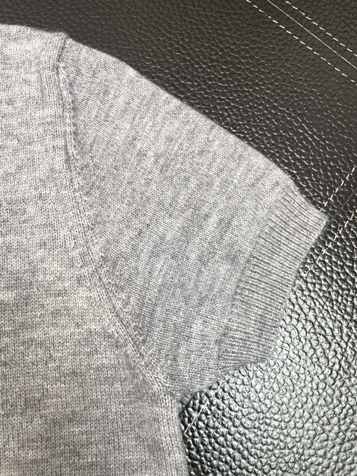 。FENDI芬迪💥女装短袖👚砸锅卖铁都要上的新款新款原单女士休闲针织提花短袖 高端定制 高版本 时尚百搭