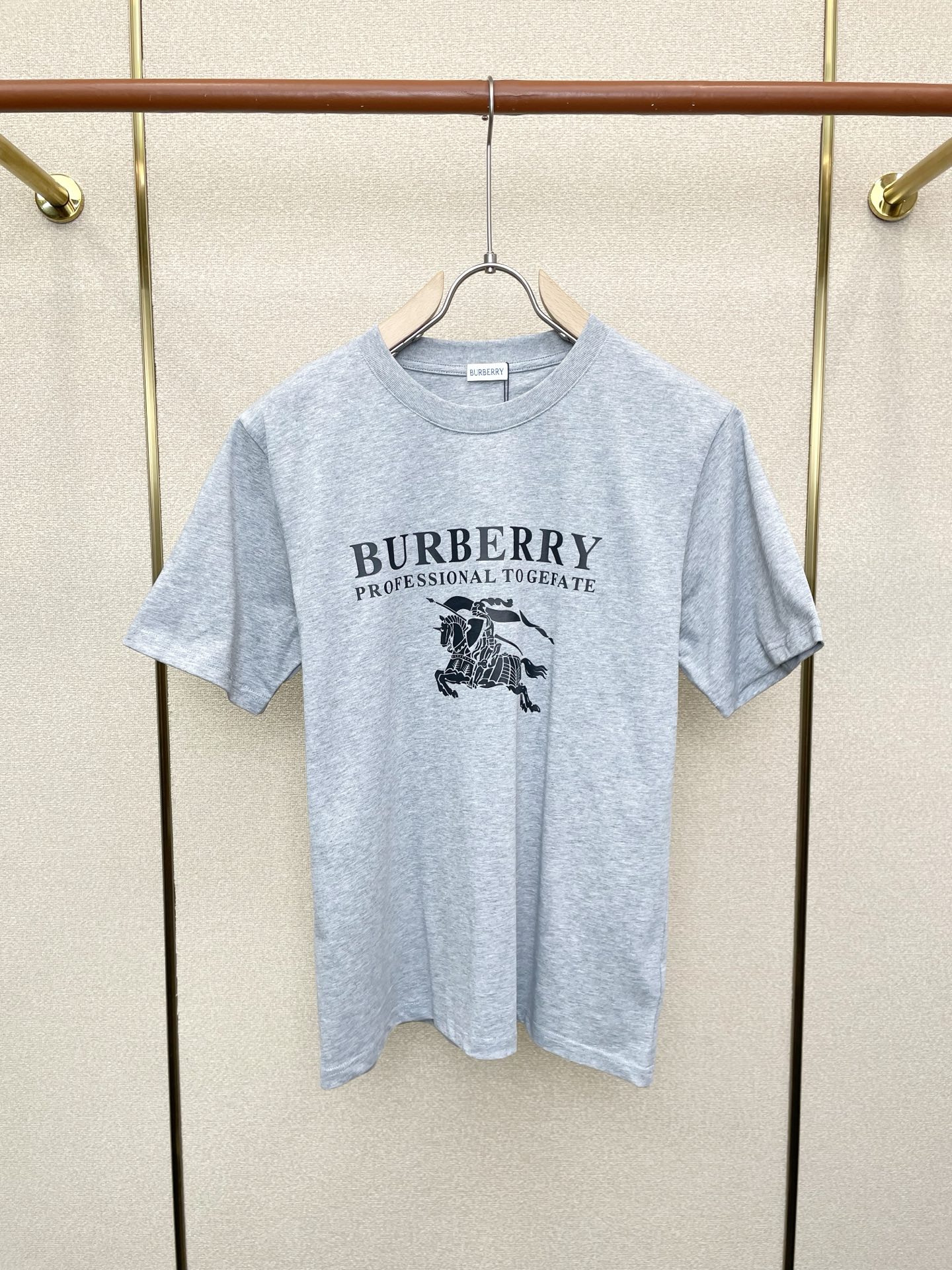 。Burberry巴宝莉💥砸锅卖铁都要上的新款新款男士休闲短袖 高端定制 高端版本 时尚百搭爆款⚠️⚠️