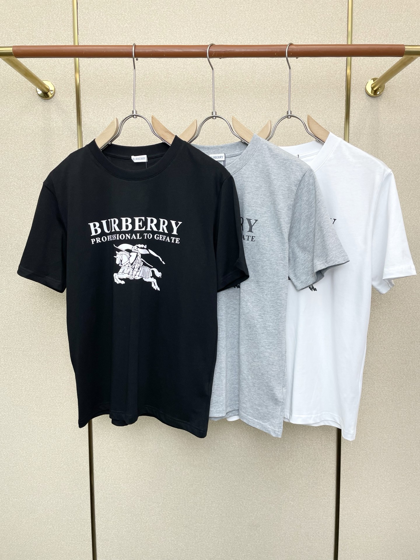 。Burberry巴宝莉💥砸锅卖铁都要上的新款新款男士休闲短袖 高端定制 高端版本 时尚百搭爆款⚠️⚠️