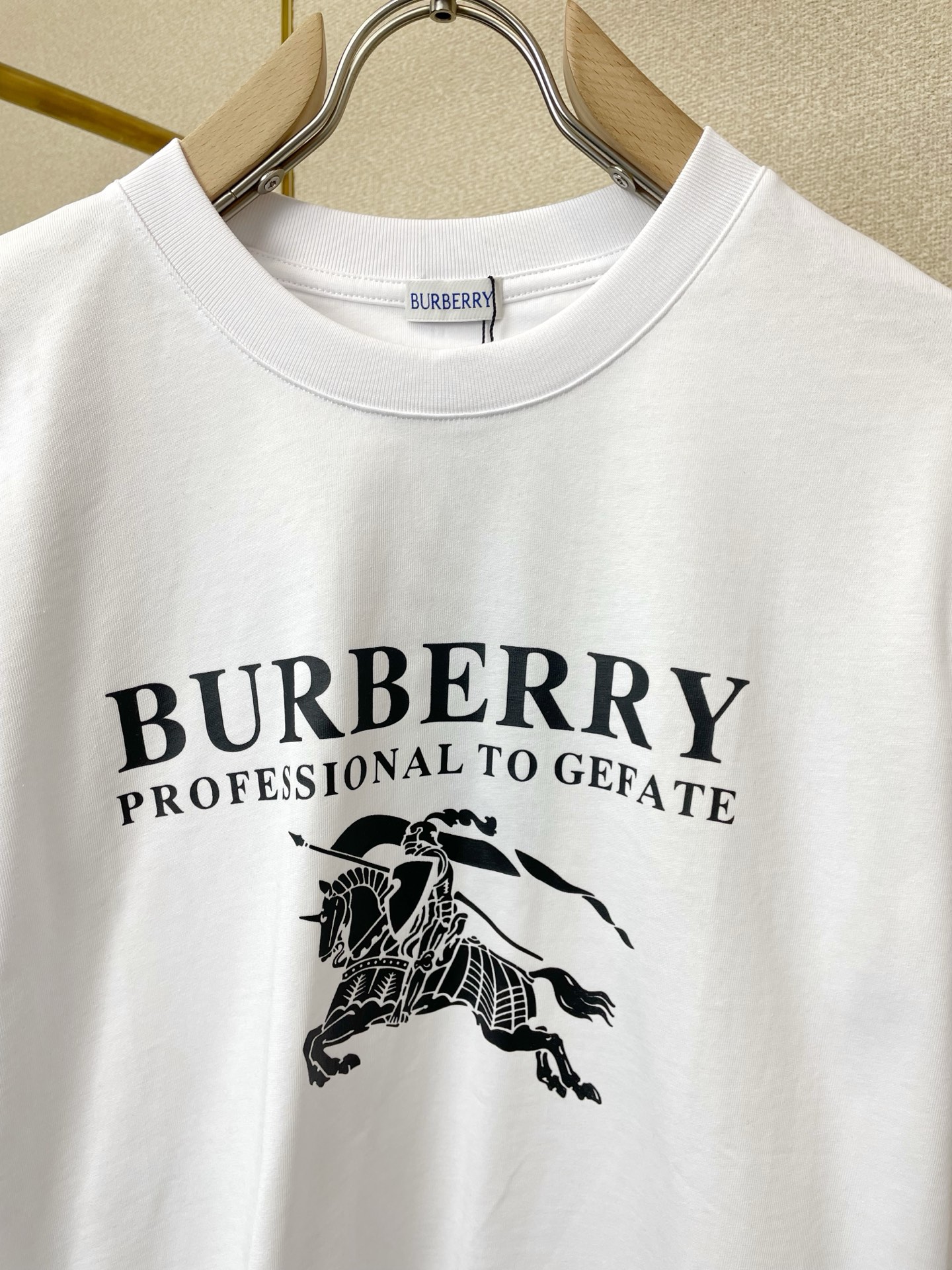 。Burberry巴宝莉💥砸锅卖铁都要上的新款新款男士休闲短袖 高端定制 高端版本 时尚百搭爆款⚠️⚠️