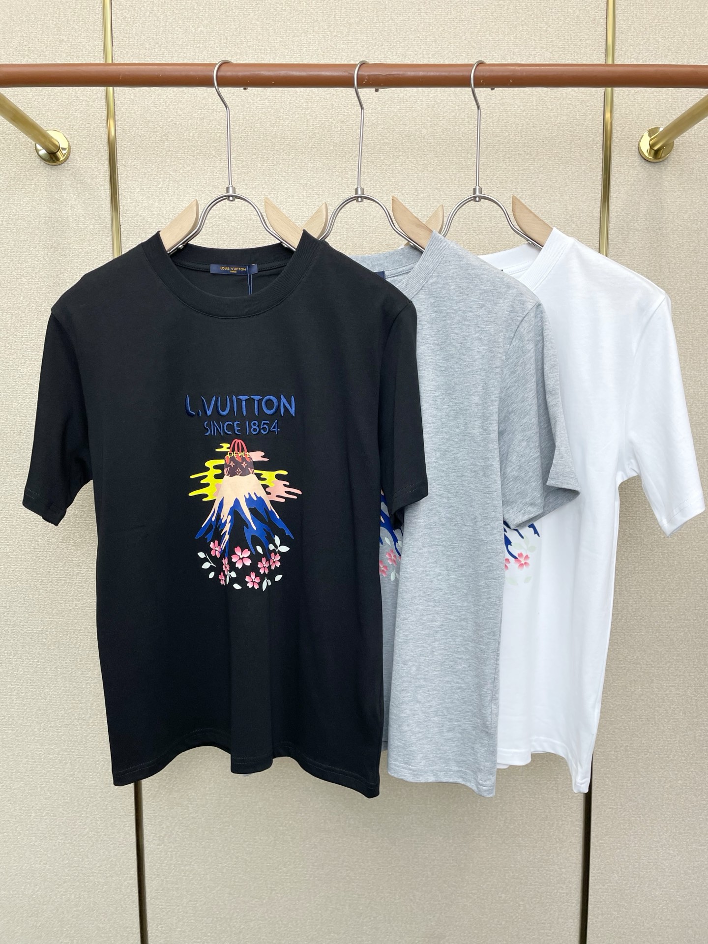 。Louis Vuitton路易威登💥砸锅卖铁都要上的新款新款男士休闲短袖 高端定制 高端版本 时尚百搭