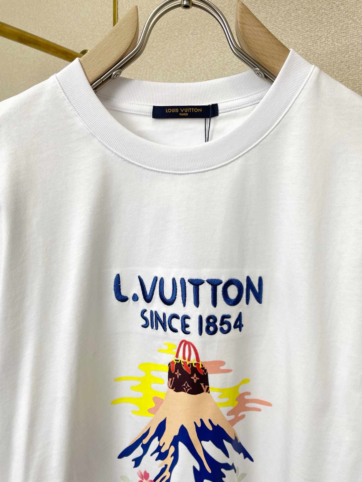 。Louis Vuitton路易威登💥砸锅卖铁都要上的新款新款男士休闲短袖 高端定制 高端版本 时尚百搭