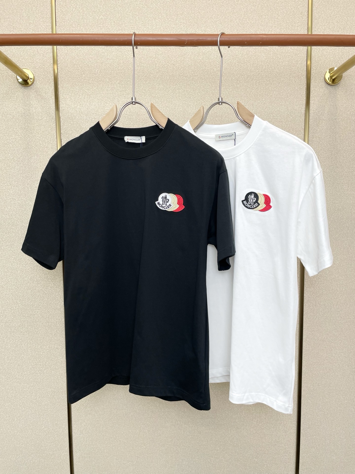 。Moncler蒙口💥砸锅卖铁都要上的新款新款男士休闲短袖 高端定制 高端版本 时尚百搭爆款⚠️⚠️✨✨