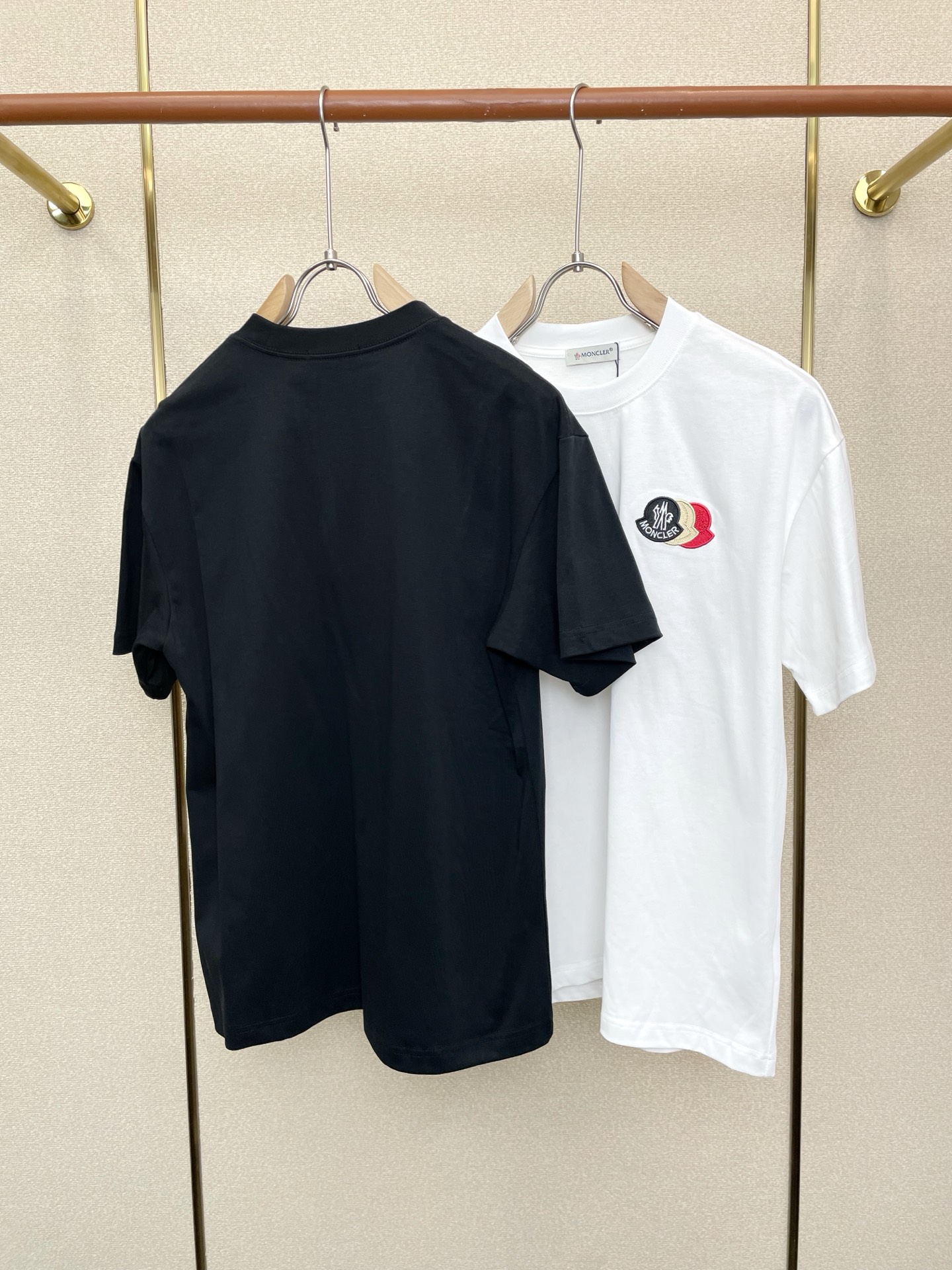 。Moncler蒙口💥砸锅卖铁都要上的新款新款男士休闲短袖 高端定制 高端版本 时尚百搭爆款⚠️⚠️✨✨