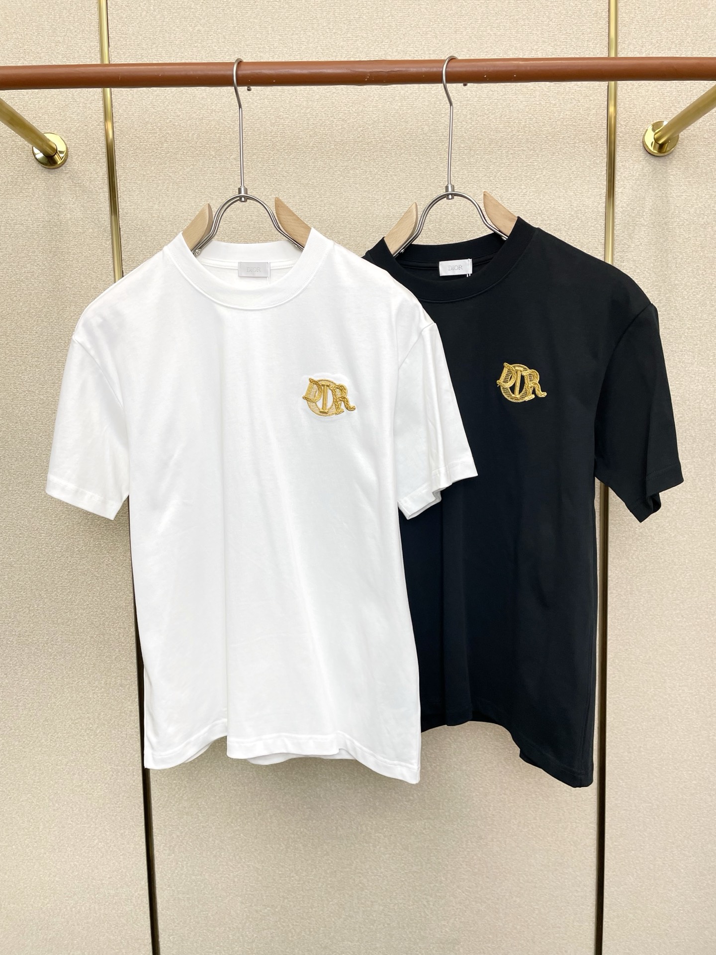 。Dior迪奥💥砸锅卖铁都要上的新款新款男士休闲短袖 高端定制 高端版本 时尚百搭爆款⚠️⚠️✨✨进口面