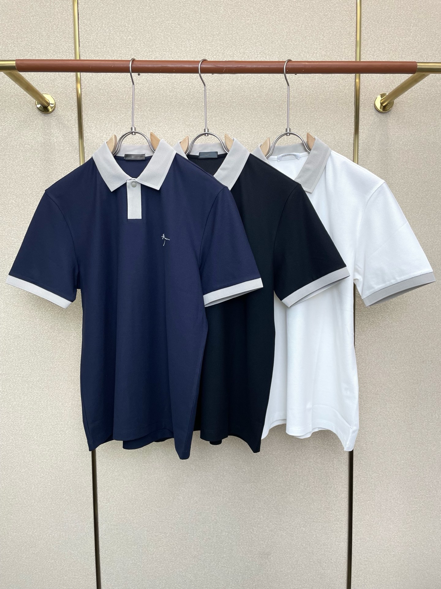 。FERRAGAMO菲拉格慕💥砸锅卖铁都要上的新款春夏新款原单男士休闲短袖。高端定制 高版本 时尚百搭爆