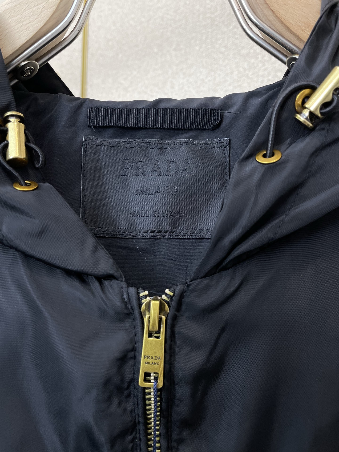 。Prada普拉达💥砸锅卖铁都要上的新款新款原单男士休闲连帽夹克 透气舒适 高端定制 高版本 时尚百搭爆