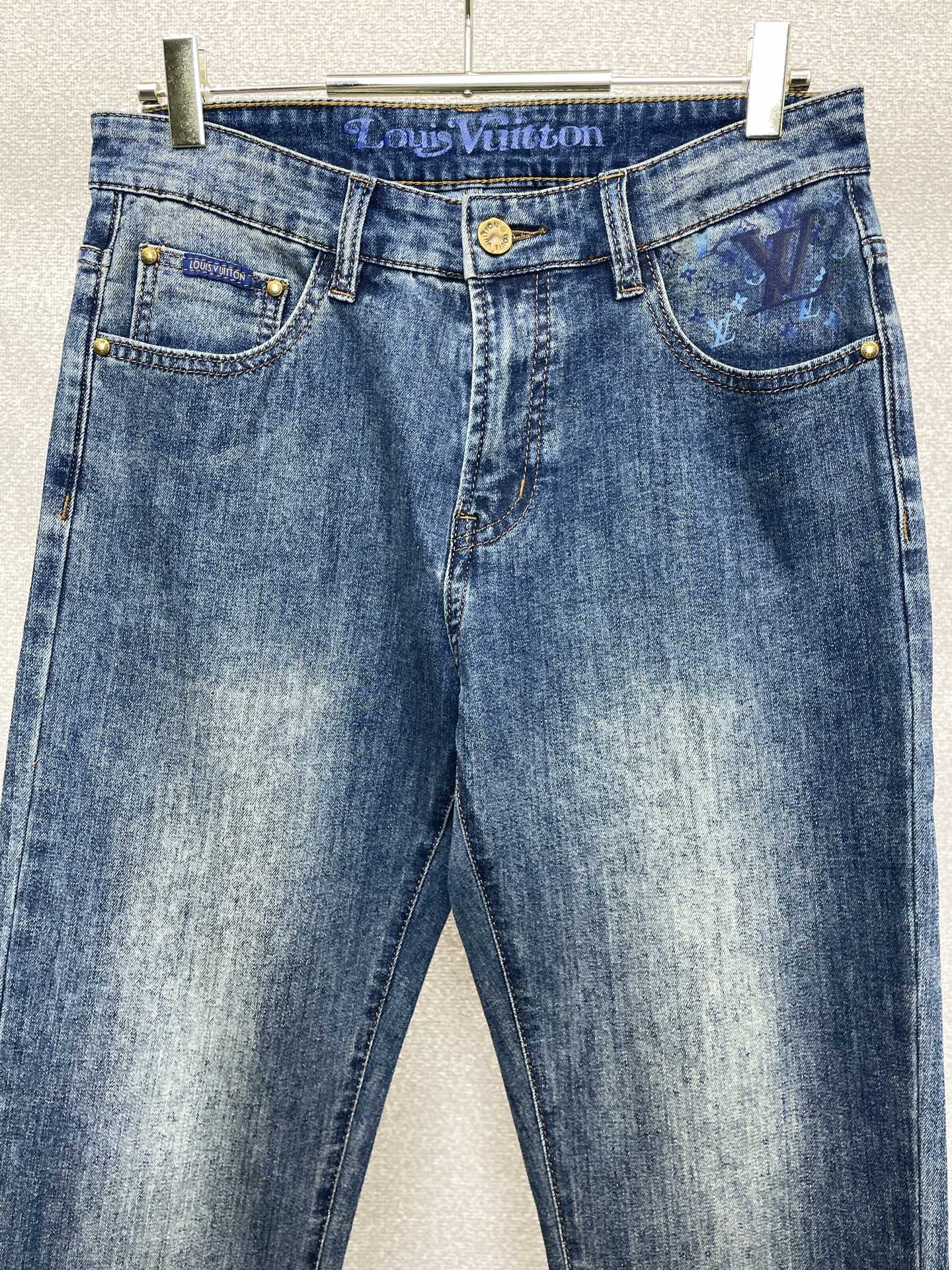 。Louis Vuitton路易威登💥砸锅卖铁都要上的新款新款牛仔裤👖高端版本！专柜定制面料 透气舒适度