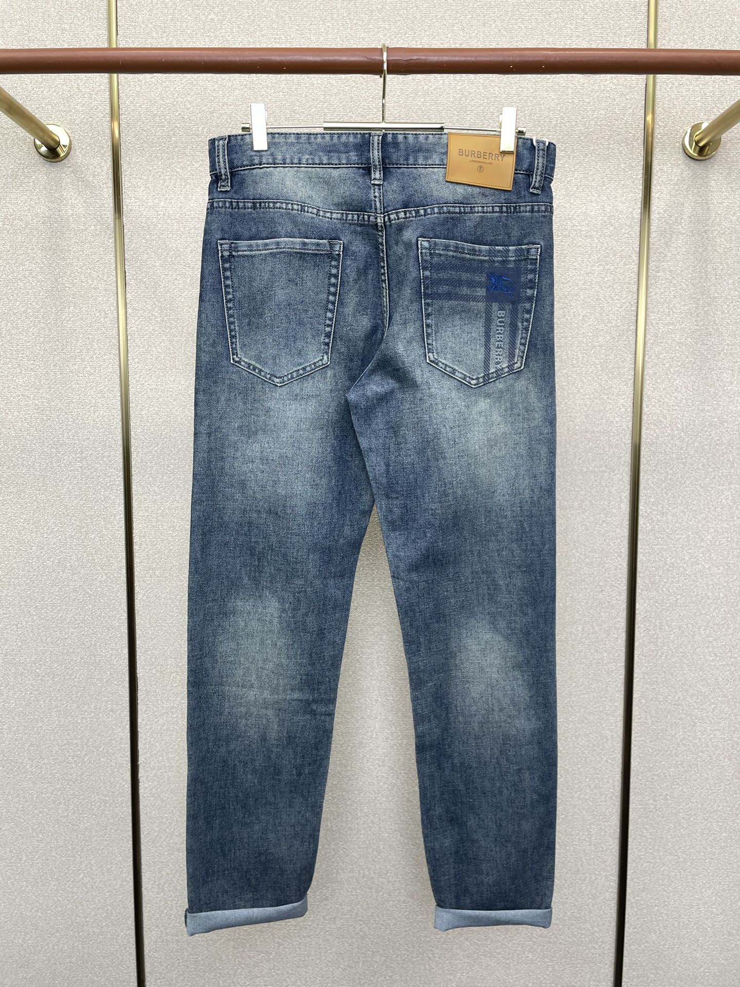 。Burberry巴宝莉💥砸锅卖铁都要上的新款新款牛仔裤👖高端版本！专柜定制面料 透气舒适度高，细节无可