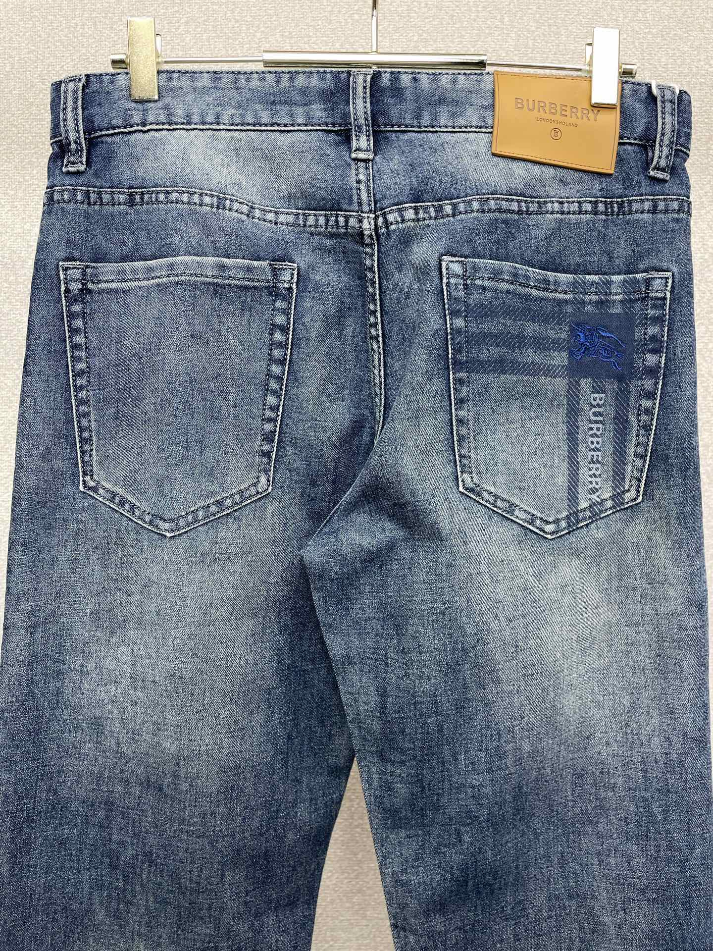 。Burberry巴宝莉💥砸锅卖铁都要上的新款新款牛仔裤👖高端版本！专柜定制面料 透气舒适度高，细节无可