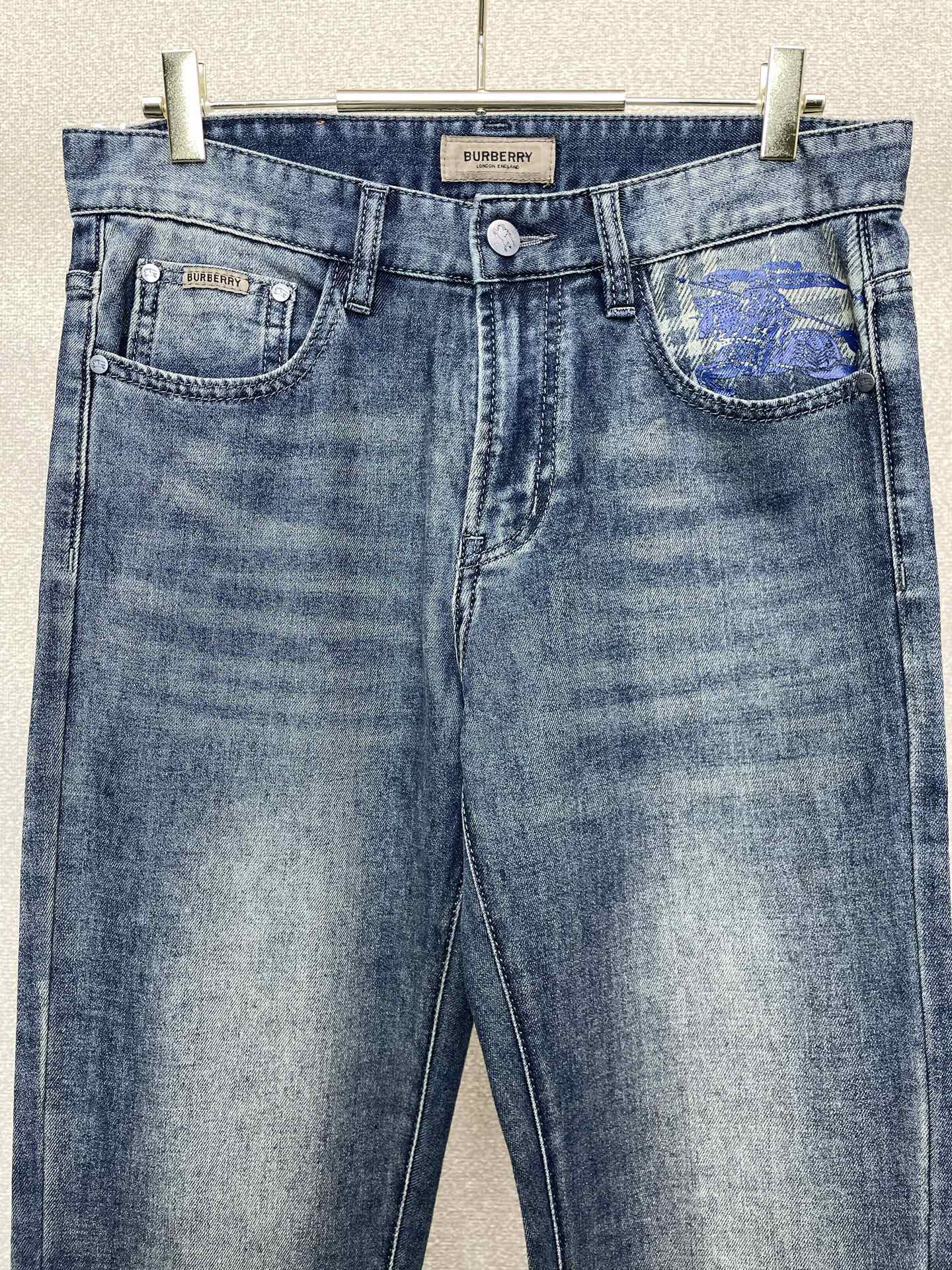 。Burberry巴宝莉💥砸锅卖铁都要上的新款新款牛仔裤👖高端版本！专柜定制面料 透气舒适度高，细节无可