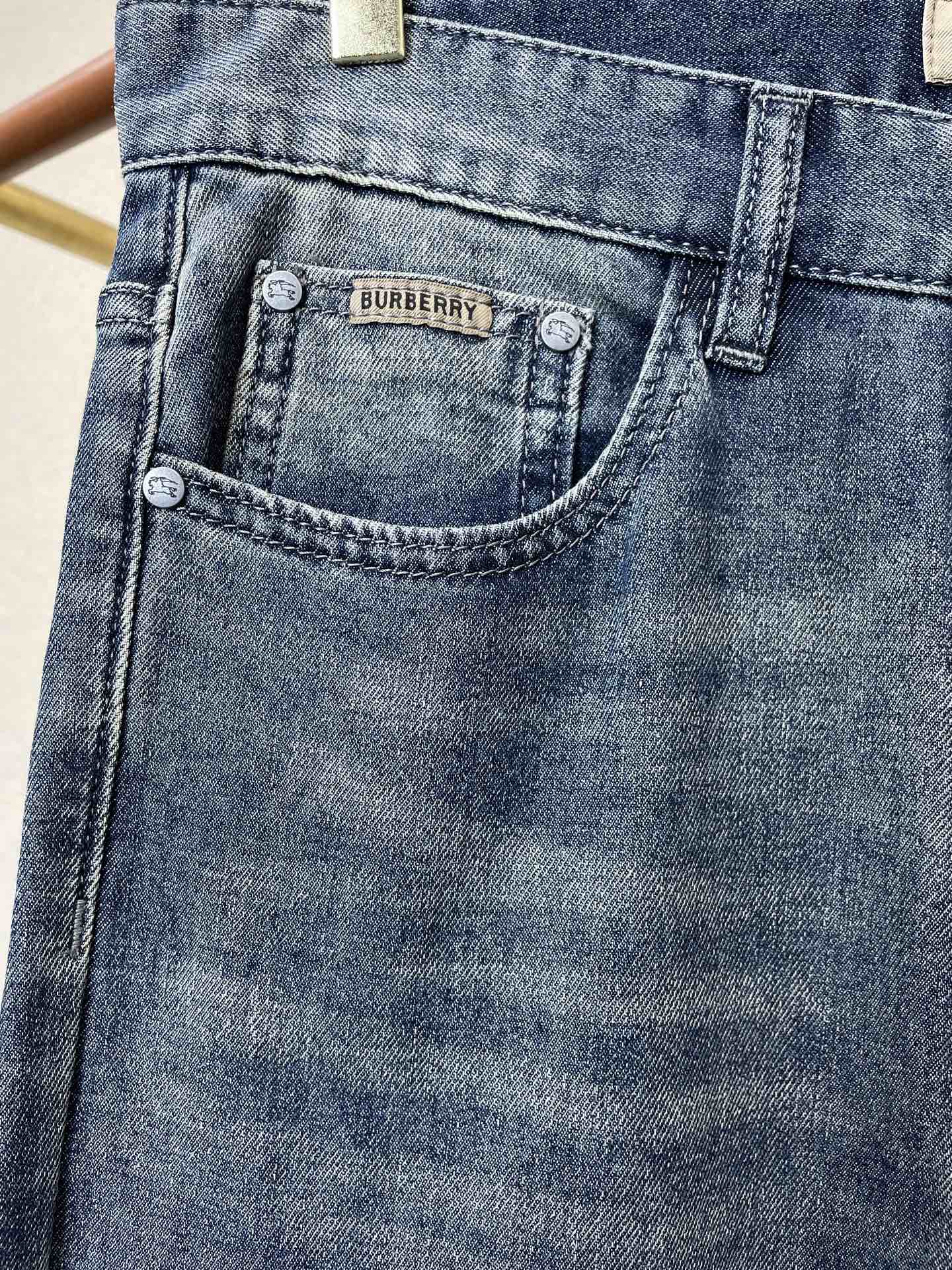 。Burberry巴宝莉💥砸锅卖铁都要上的新款新款牛仔裤👖高端版本！专柜定制面料 透气舒适度高，细节无可