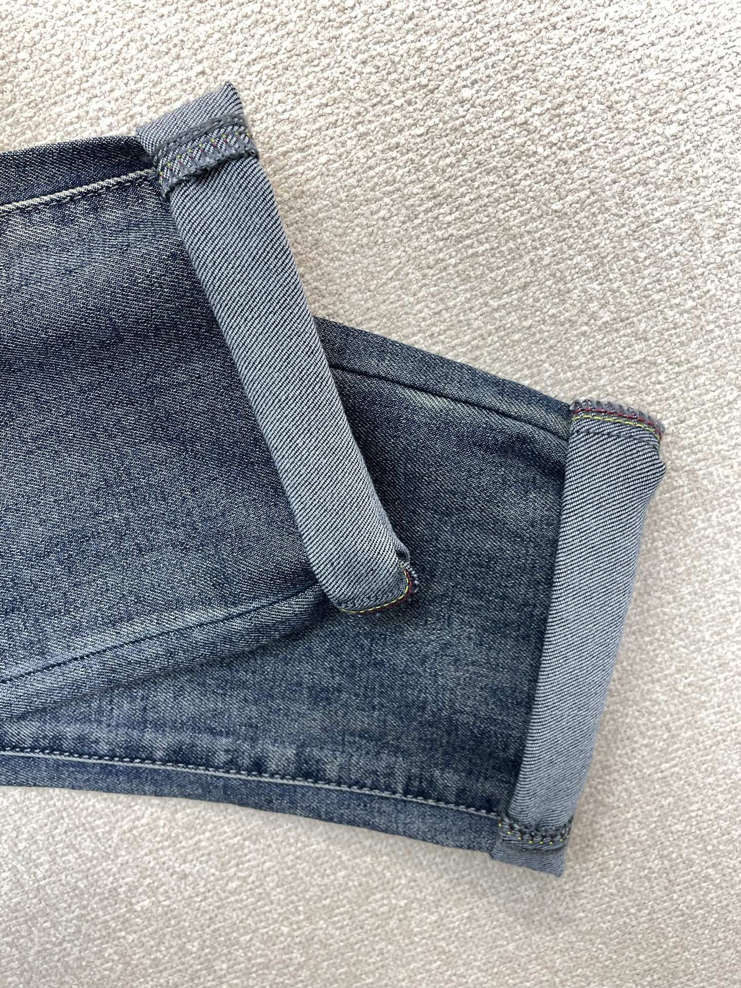 。Burberry巴宝莉💥砸锅卖铁都要上的新款新款牛仔裤👖高端版本！专柜定制面料 透气舒适度高，细节无可