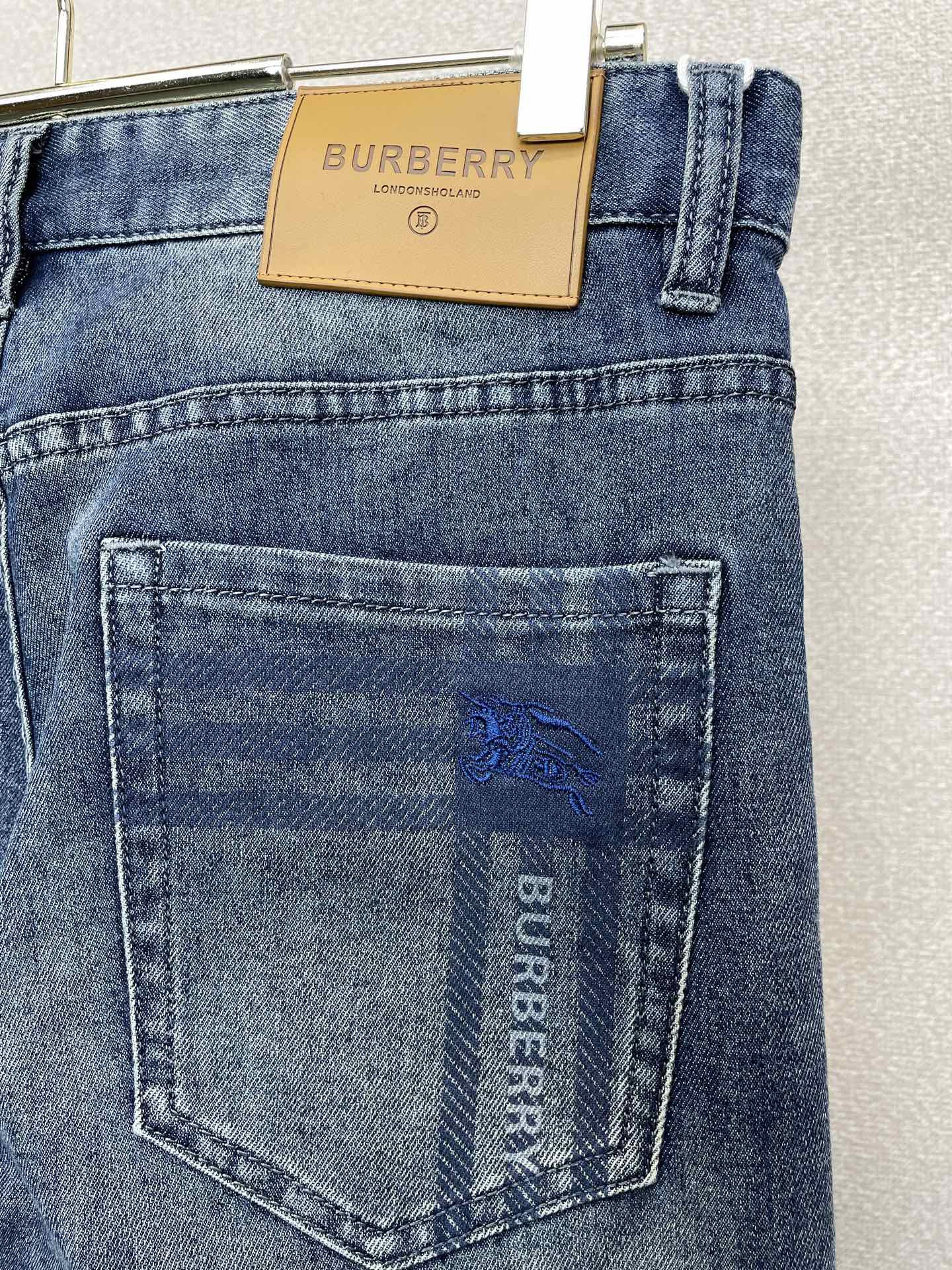 。Burberry巴宝莉💥砸锅卖铁都要上的新款新款牛仔裤👖高端版本！专柜定制面料 透气舒适度高，细节无可