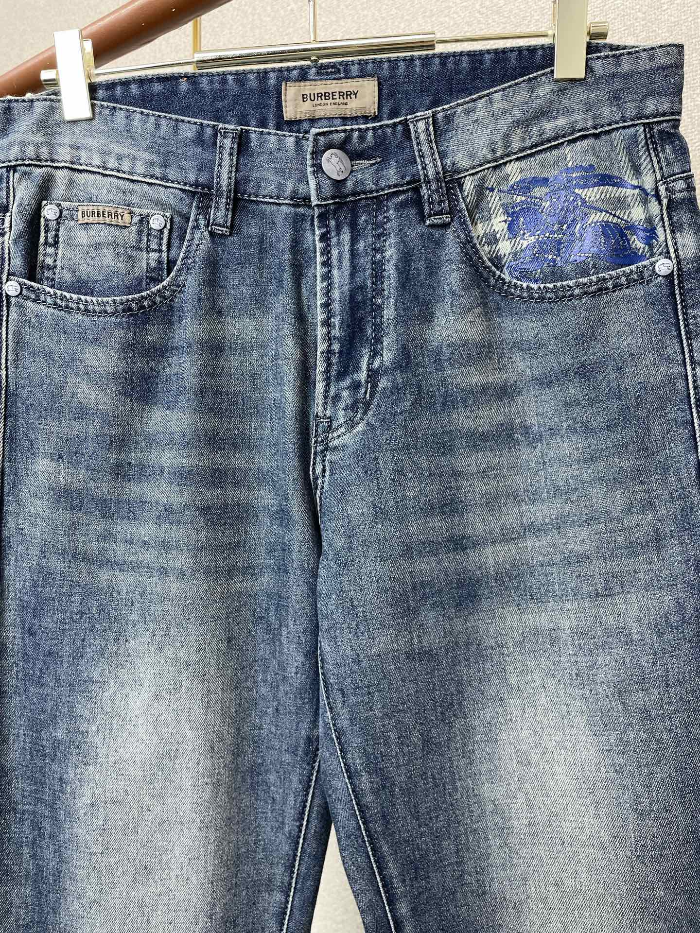 。Burberry巴宝莉💥砸锅卖铁都要上的新款新款牛仔裤👖高端版本！专柜定制面料 透气舒适度高，细节无可