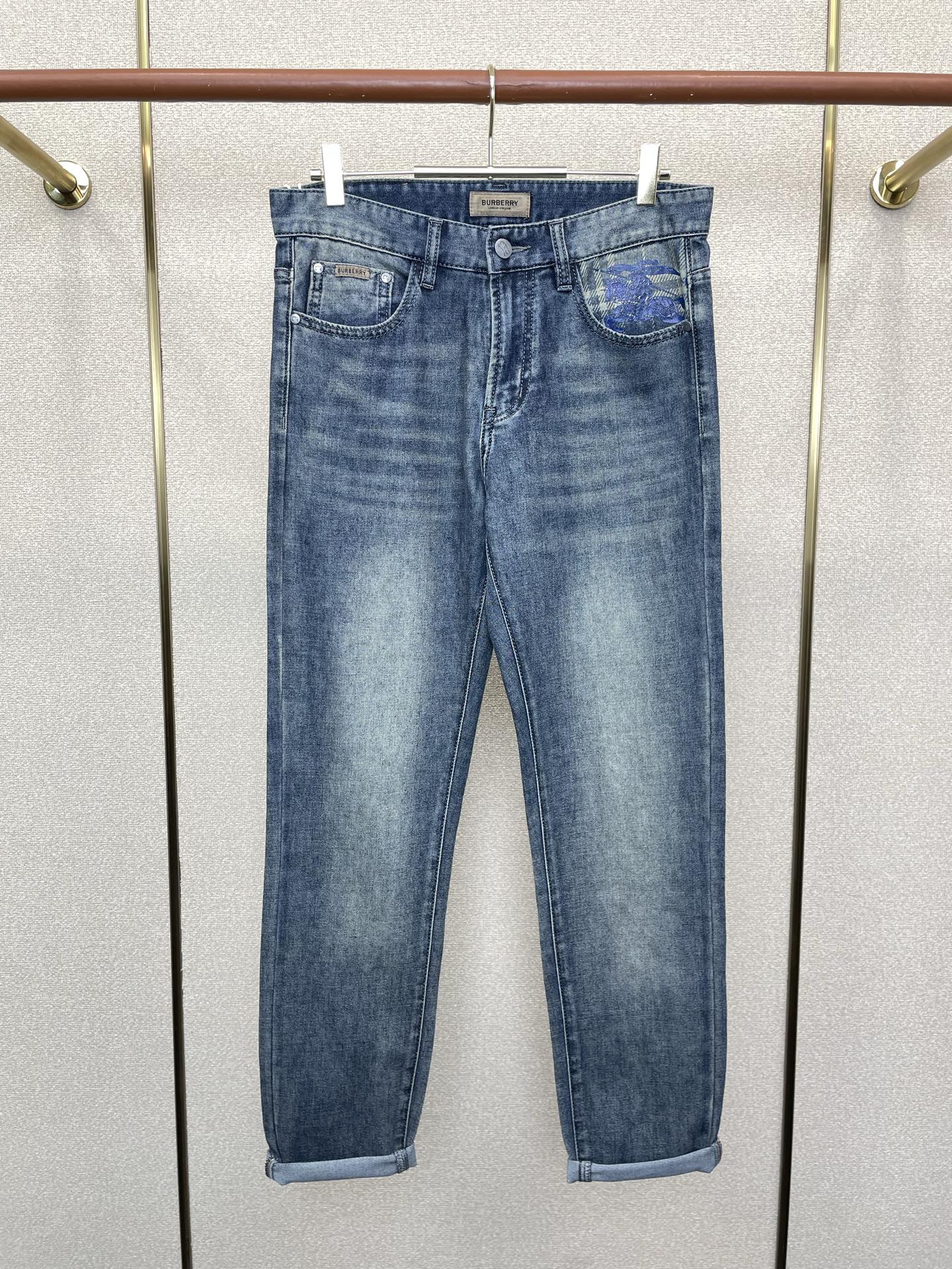 。Burberry巴宝莉💥砸锅卖铁都要上的新款新款牛仔裤👖高端版本！专柜定制面料 透气舒适度高，细节无可