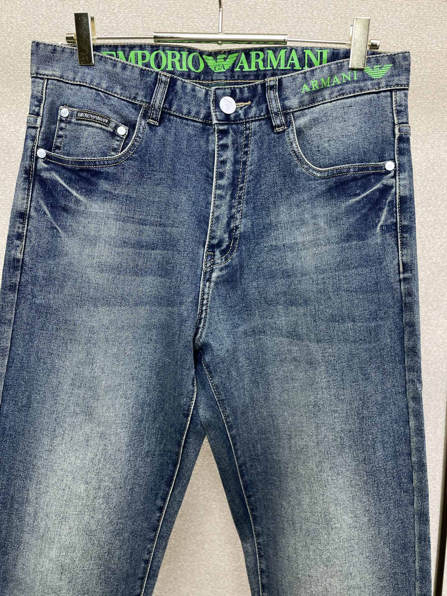 。ARMANI阿玛尼💥砸锅卖铁都要上的新款新款牛仔裤👖高端版本！专柜定制面料 透气舒适度高，细节无可挑剔