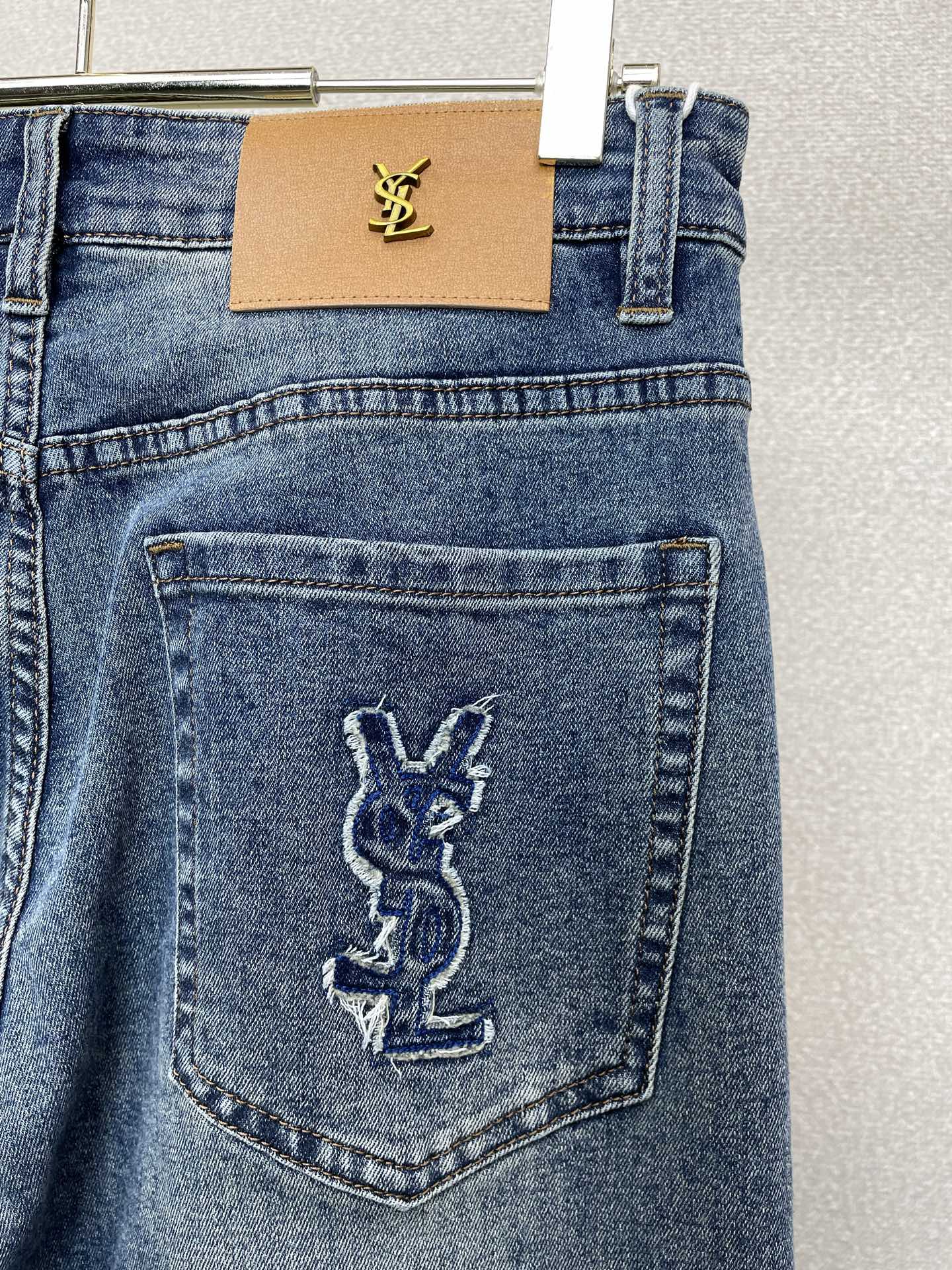 。SAINT LAURENT圣罗兰💥砸锅卖铁都要上的新款新款牛仔裤👖高端版本！专柜定制面料 透气舒适度高