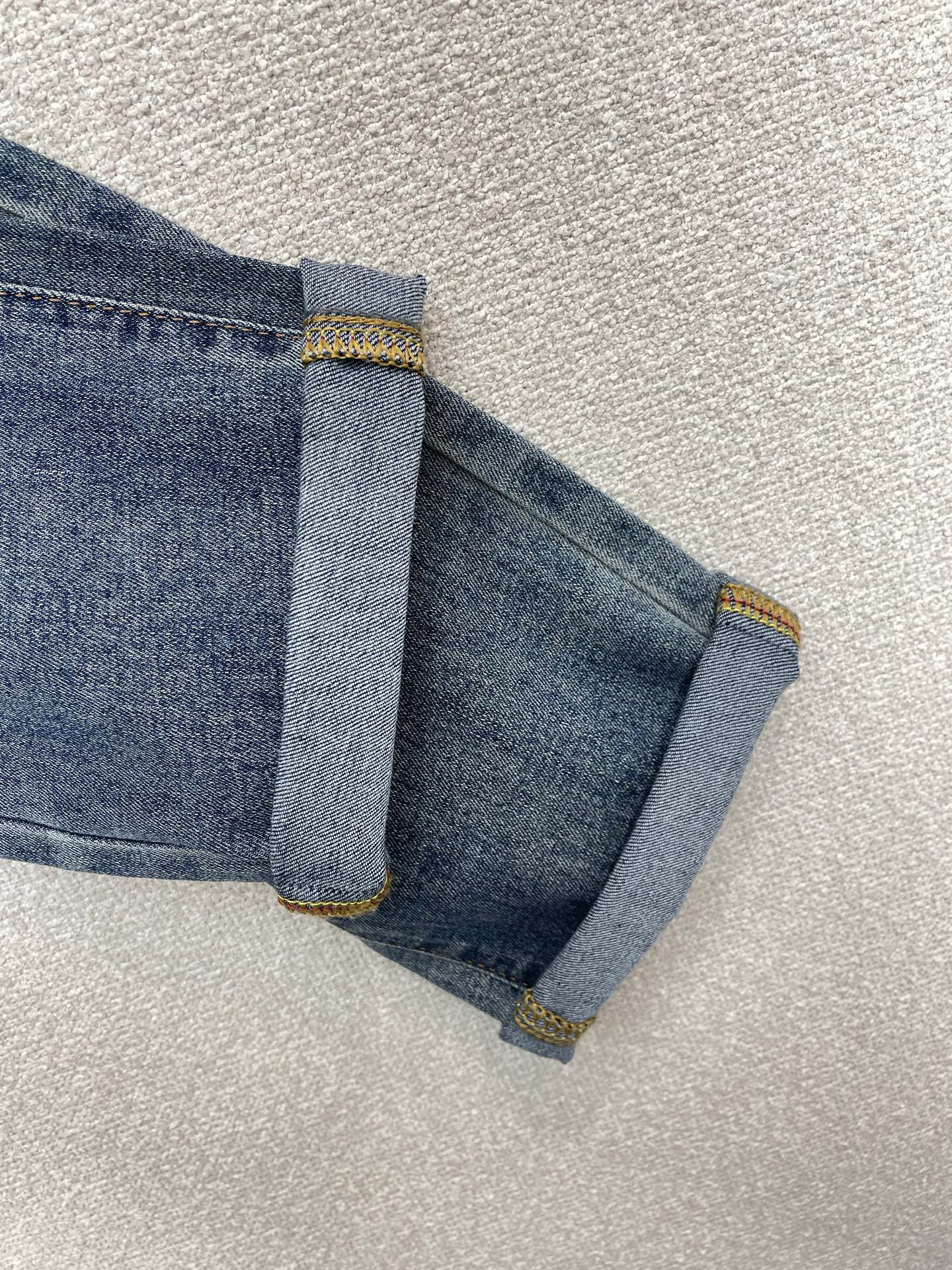 。SAINT LAURENT圣罗兰💥砸锅卖铁都要上的新款新款牛仔裤👖高端版本！专柜定制面料 透气舒适度高