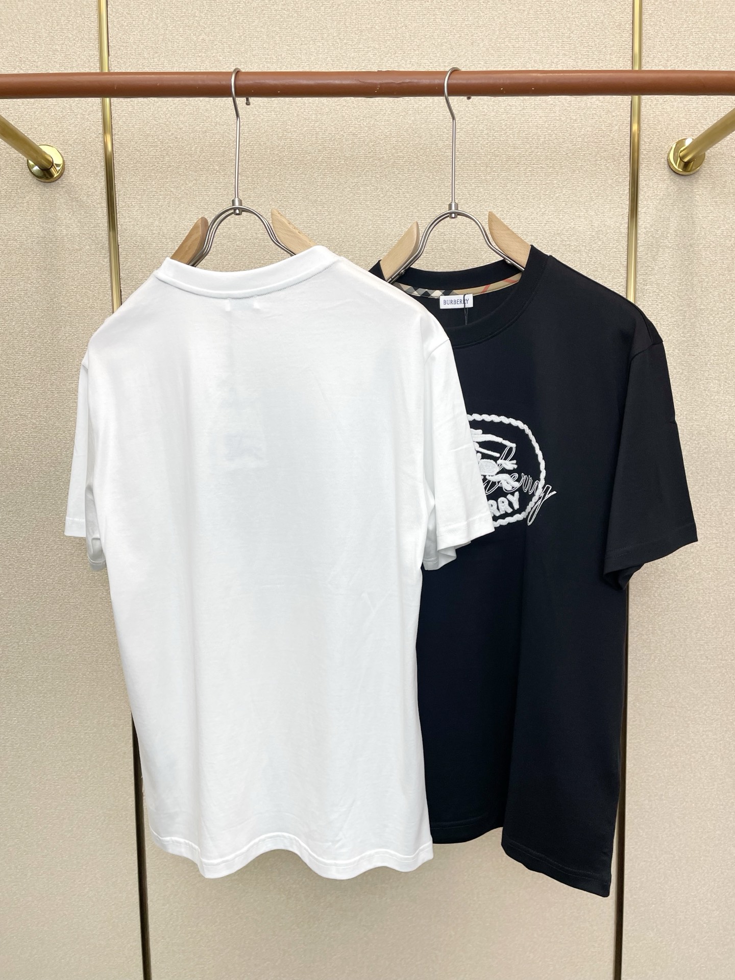 。Burberry巴宝莉💥砸锅卖铁都要上的新款新款原单男士休闲短袖 高端定制 高端版本 时尚百搭爆款⚠️