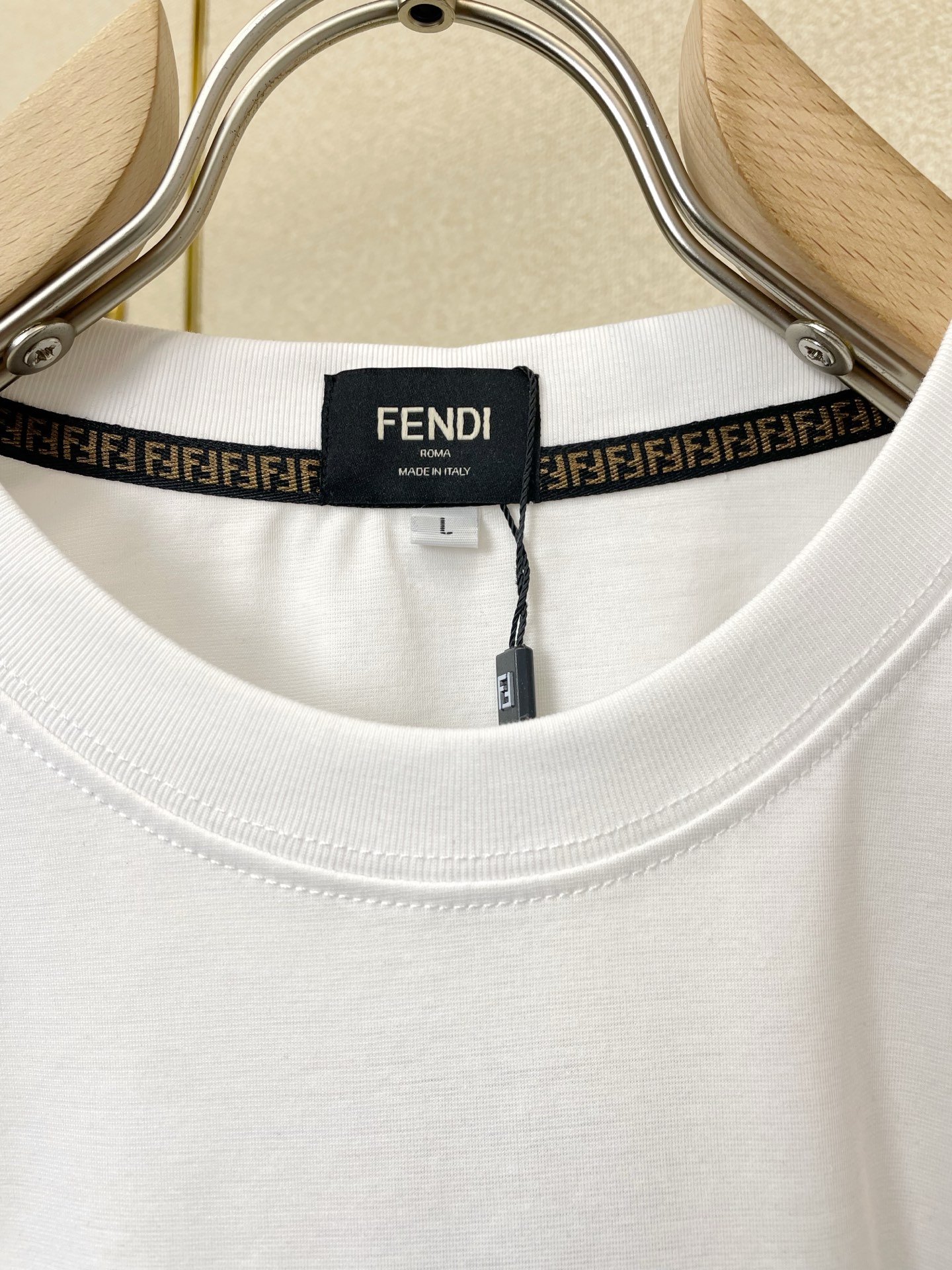 。FENDI芬迪💥砸锅卖铁都要上的新款新款原单男士休闲短袖 高端定制 高端版本 时尚百搭爆款⚠️⚠️✨✨