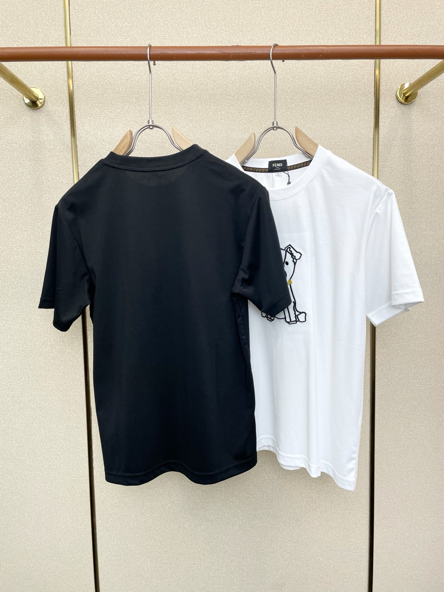 。FENDI芬迪💥砸锅卖铁都要上的新款新款原单男士休闲短袖 高端定制 高端版本 时尚百搭爆款⚠️⚠️✨✨