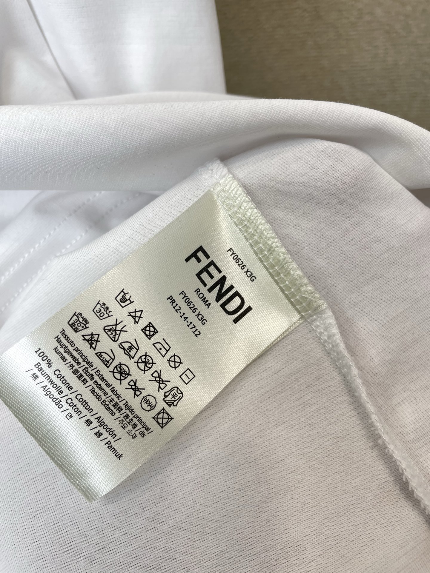 。FENDI芬迪💥砸锅卖铁都要上的新款新款原单男士休闲短袖 高端定制 高端版本 时尚百搭爆款⚠️⚠️✨✨