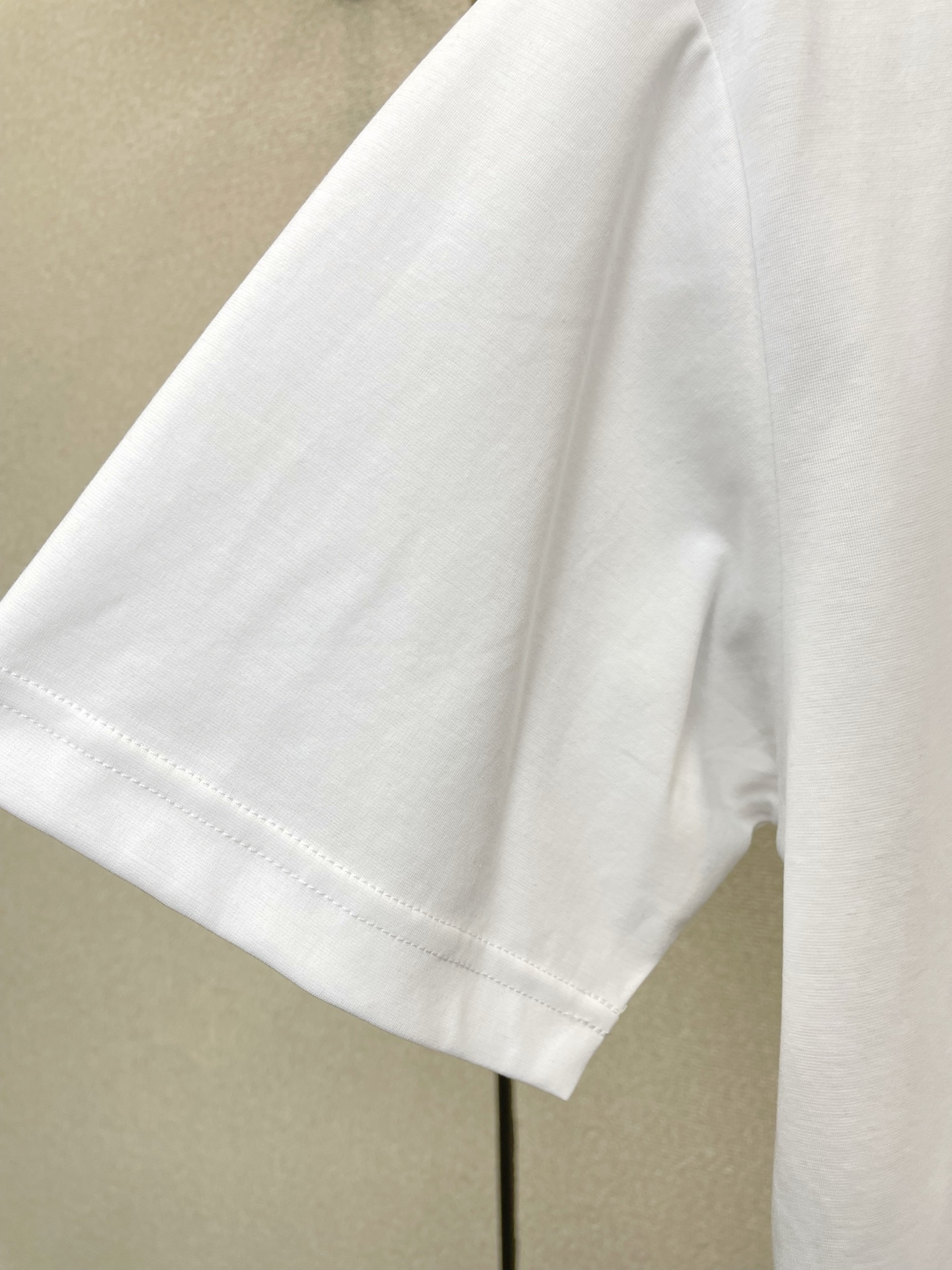 。FENDI芬迪💥砸锅卖铁都要上的新款新款原单男士休闲短袖 高端定制 高端版本 时尚百搭爆款⚠️⚠️✨✨