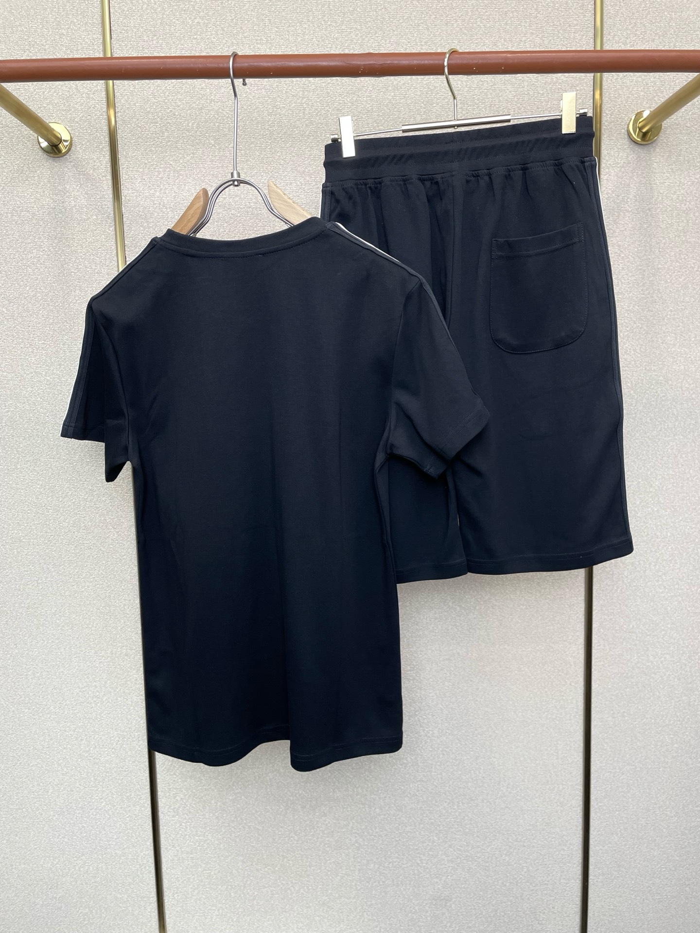 /套。Louis Vuitton路易威登💥砸锅卖铁都要上的新款新款专柜同款短袖套装，高级感满满！细节精致