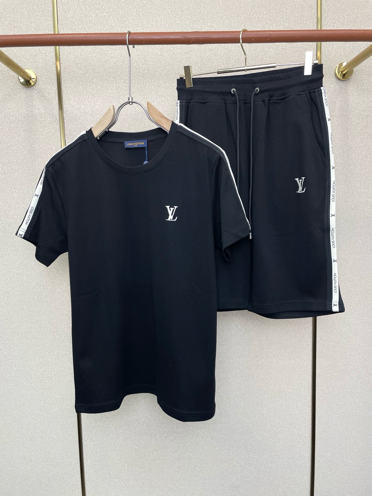 /套。Louis Vuitton路易威登💥砸锅卖铁都要上的新款新款专柜同款短袖套装，高级感满满！细节精致