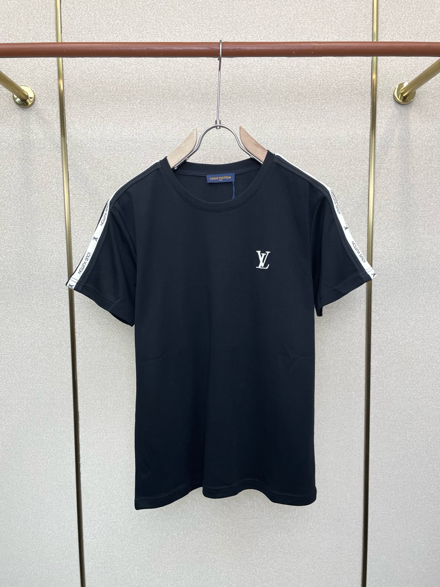 /套。Louis Vuitton路易威登💥砸锅卖铁都要上的新款新款专柜同款短袖套装，高级感满满！细节精致