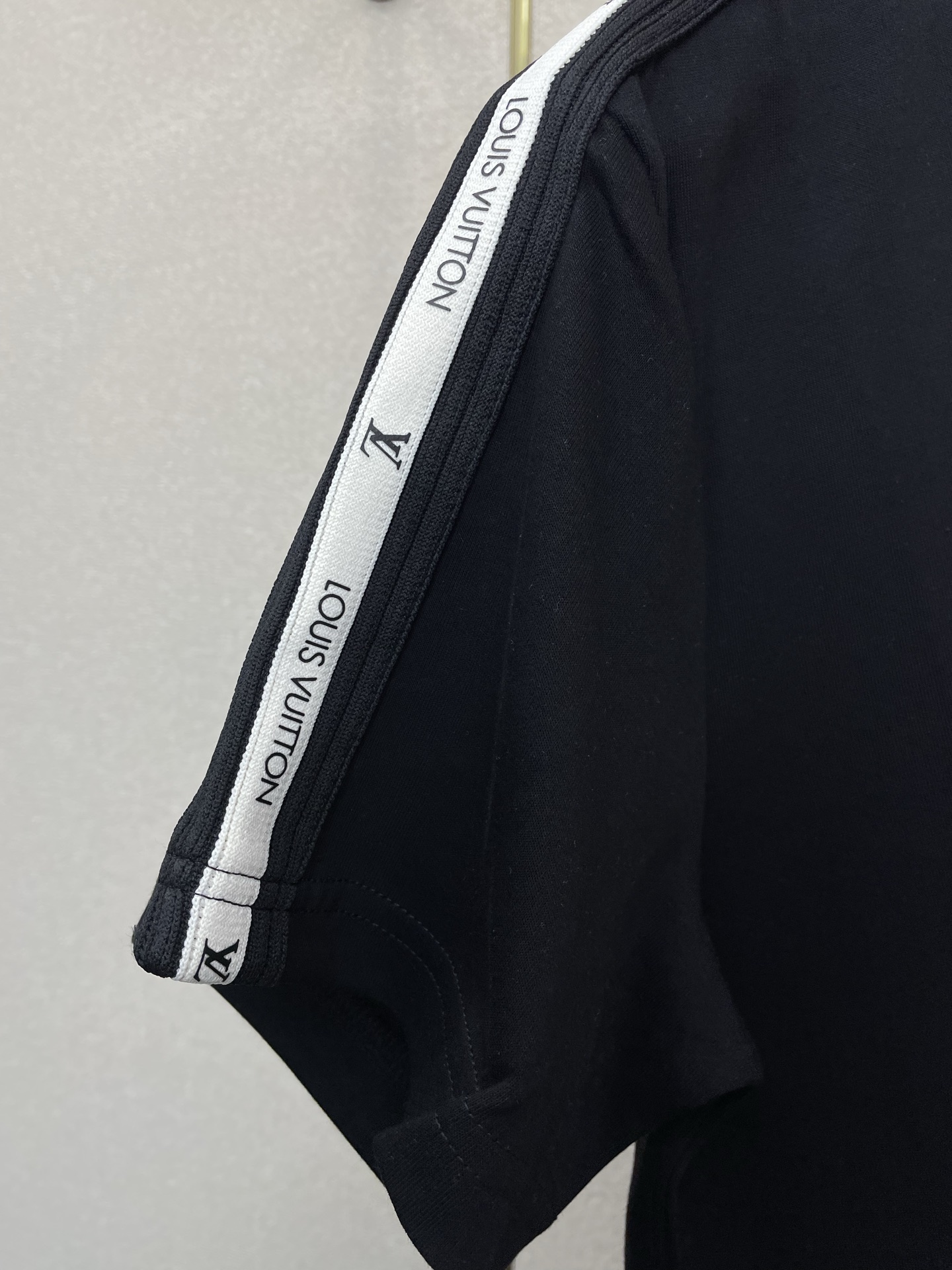 /套。Louis Vuitton路易威登💥砸锅卖铁都要上的新款新款专柜同款短袖套装，高级感满满！细节精致