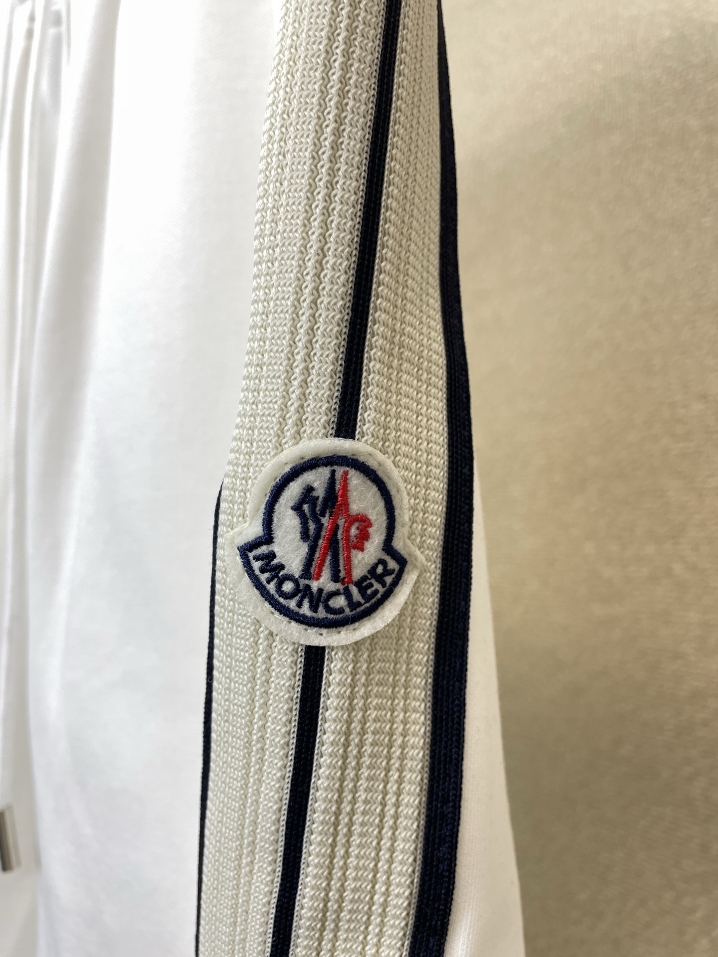 /套。Moncler蒙口💥砸锅卖铁都要上的新款新款专柜同款短袖套装，高级感满满！细节精致高档，做工无可挑