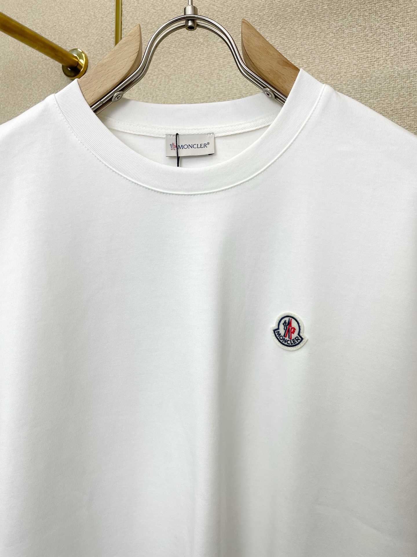 /套。Moncler蒙口💥砸锅卖铁都要上的新款新款专柜同款短袖套装，高级感满满！细节精致高档，做工无可挑