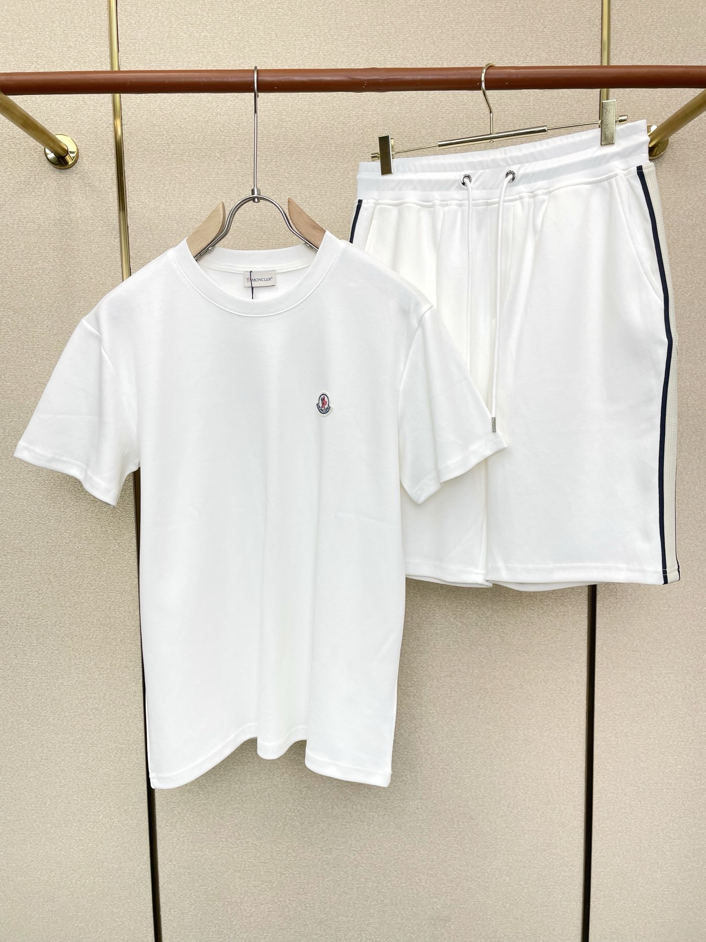 /套。Moncler蒙口💥砸锅卖铁都要上的新款新款专柜同款短袖套装，高级感满满！细节精致高档，做工无可挑