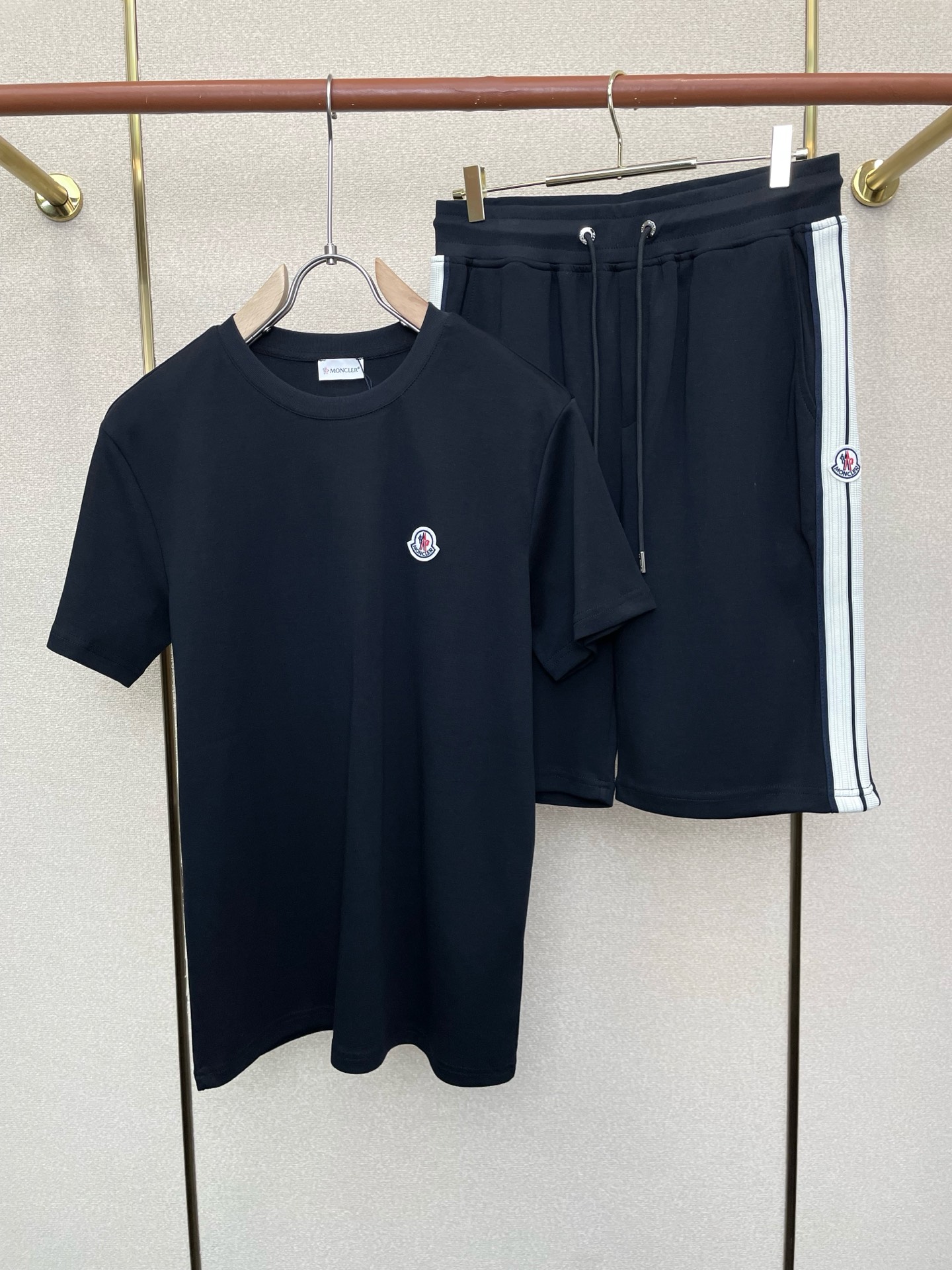 /套。Moncler蒙口💥砸锅卖铁都要上的新款新款专柜同款短袖套装，高级感满满！细节精致高档，做工无可挑