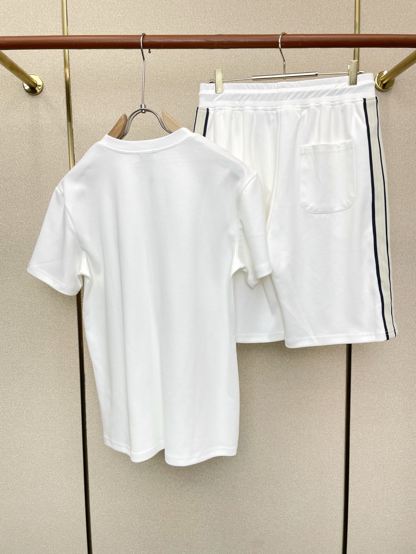 /套。Moncler蒙口💥砸锅卖铁都要上的新款新款专柜同款短袖套装，高级感满满！细节精致高档，做工无可挑