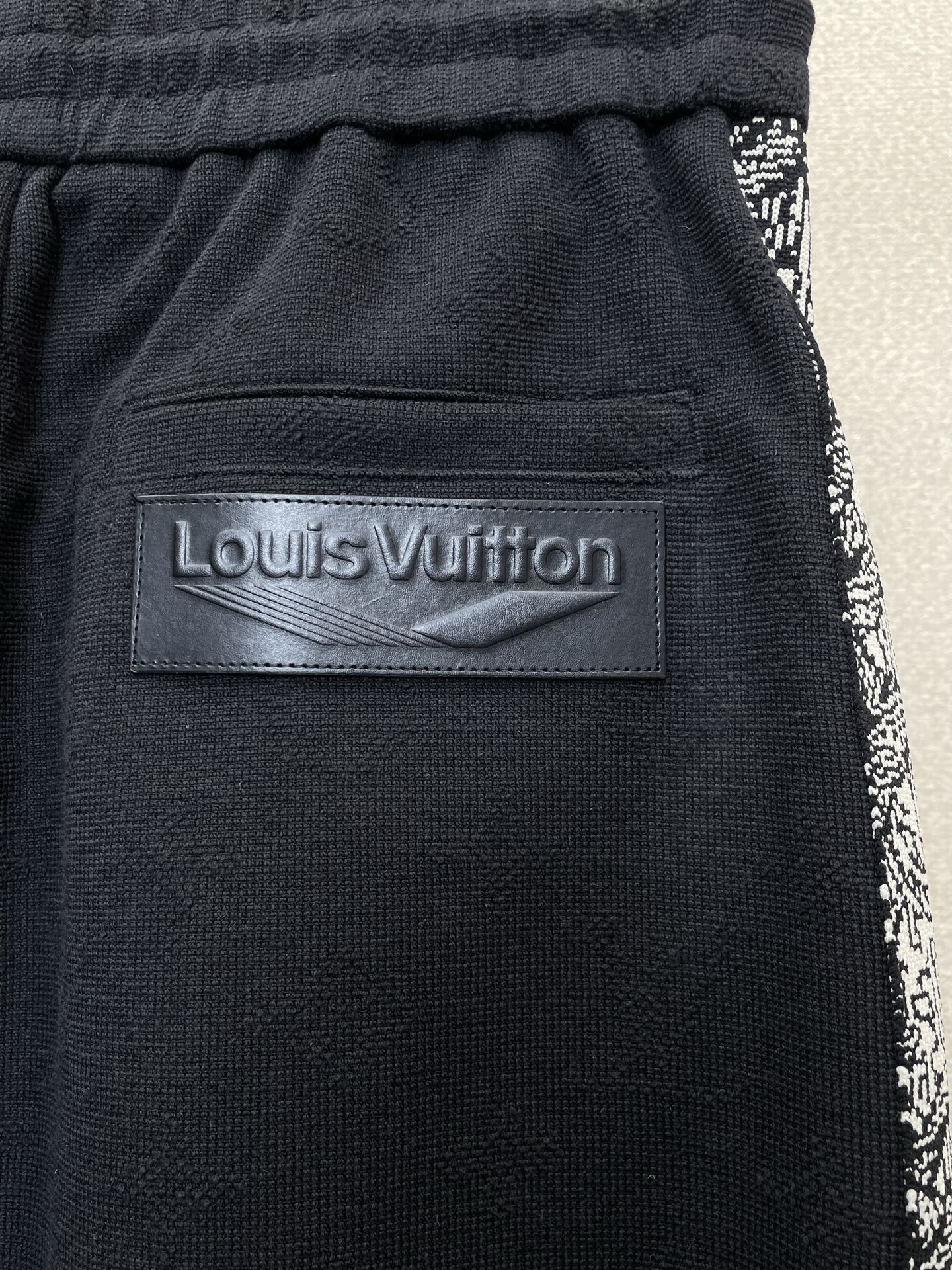 。Louis Vuitton路易威登💥独家专供新款休闲短裤 🩳高端版本！专柜定制面料 透气舒适度高，细节