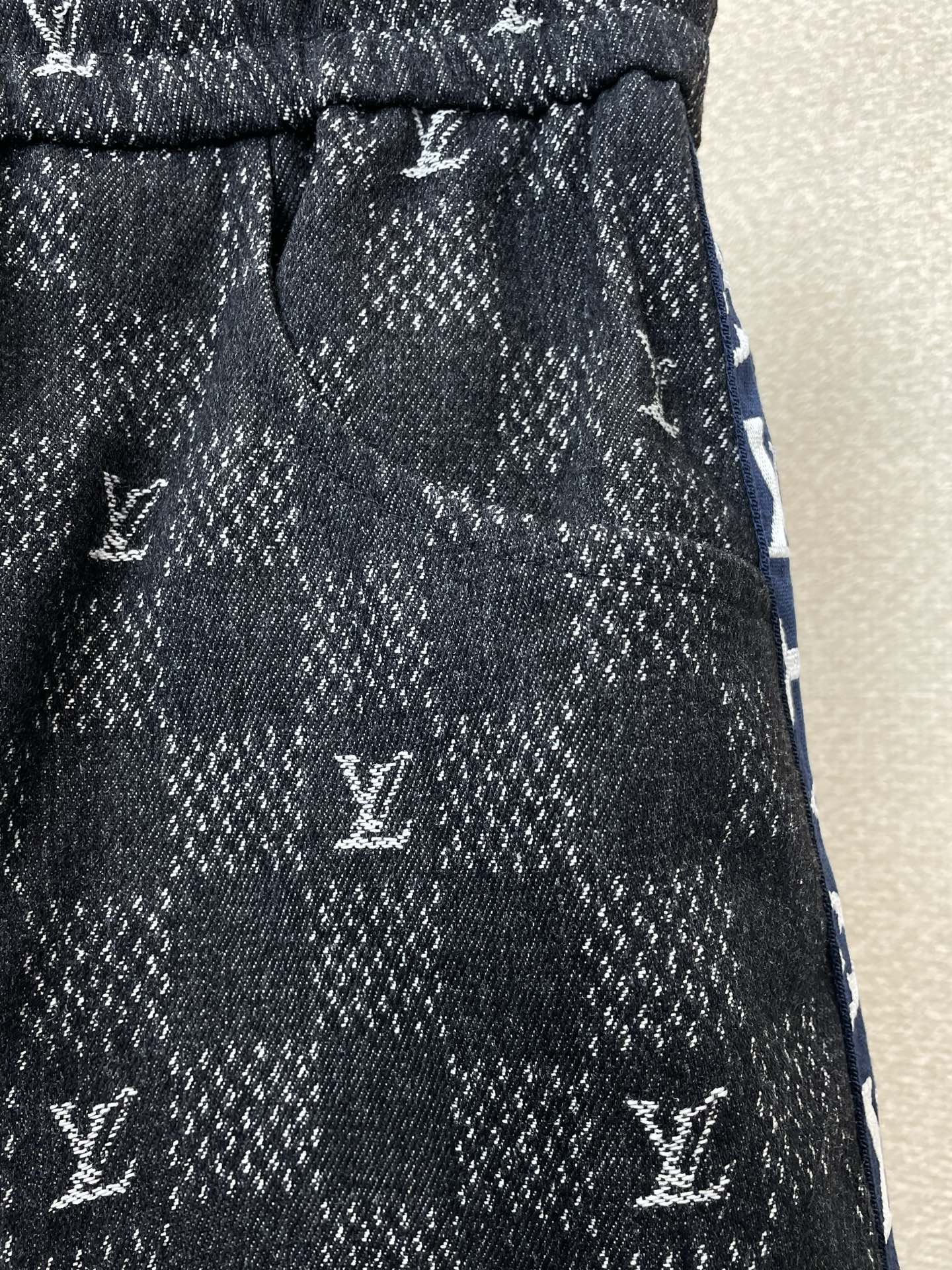 。Louis Vuitton路易威登💥独家专供新款休闲短裤 🩳高端版本！专柜定制面料 透气舒适度高，细节