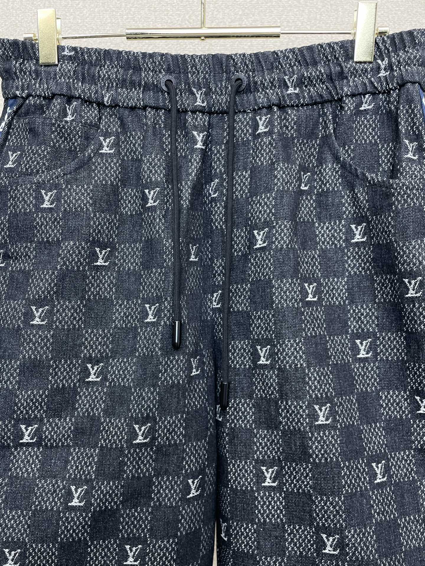 。Louis Vuitton路易威登💥独家专供新款休闲短裤 🩳高端版本！专柜定制面料 透气舒适度高，细节