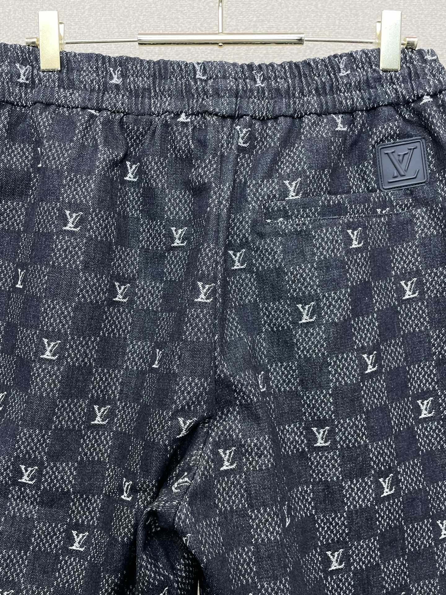 。Louis Vuitton路易威登💥独家专供新款休闲短裤 🩳高端版本！专柜定制面料 透气舒适度高，细节