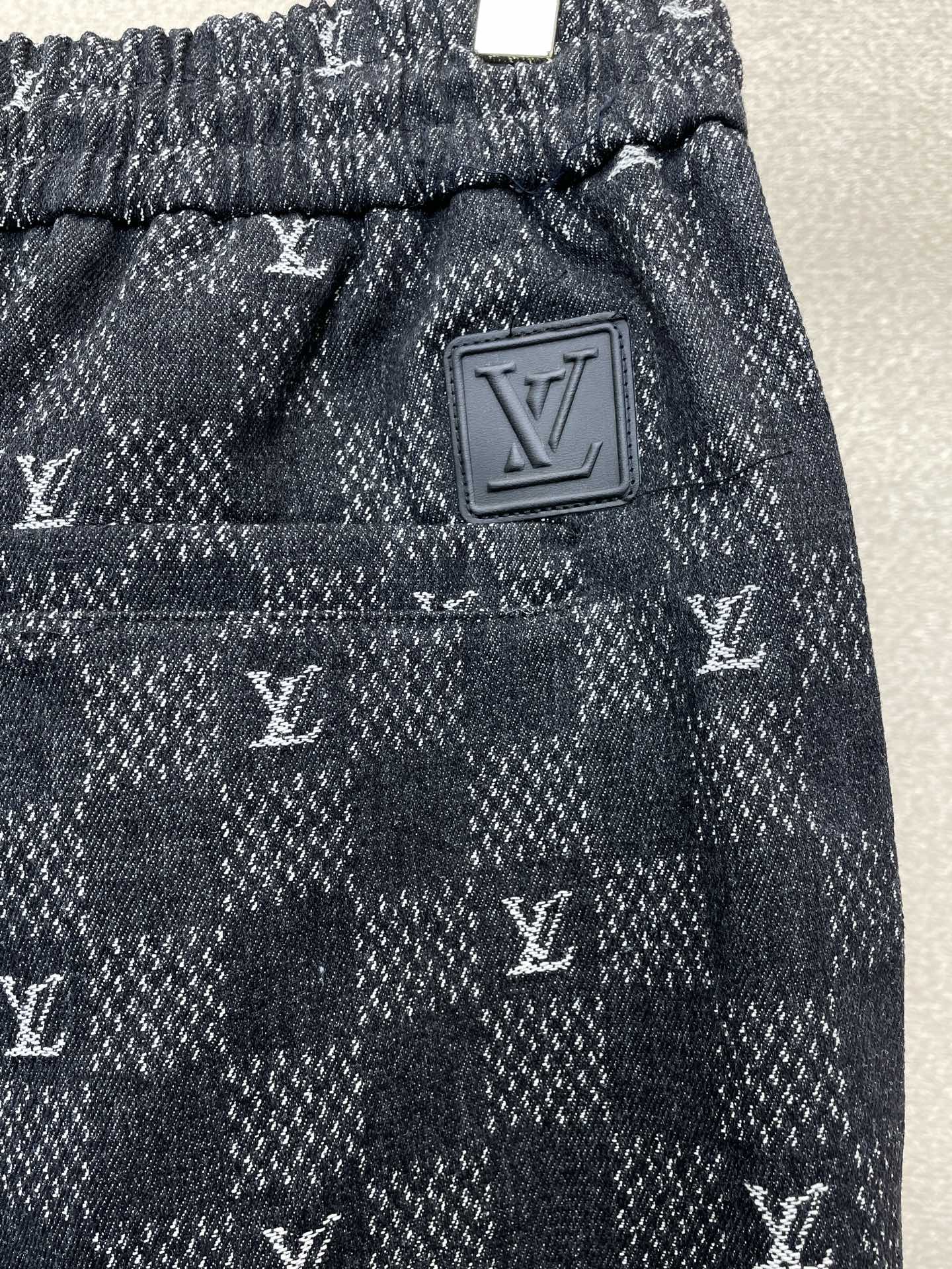 。Louis Vuitton路易威登💥独家专供新款休闲短裤 🩳高端版本！专柜定制面料 透气舒适度高，细节
