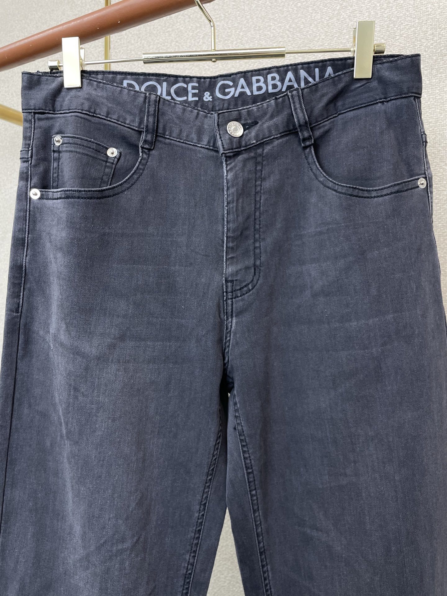 。Dolce&Gabbana杜嘉班纳💥独家专供新款牛仔阔腿裤👖高端版本！专柜定制面料 透气舒适度高，细节