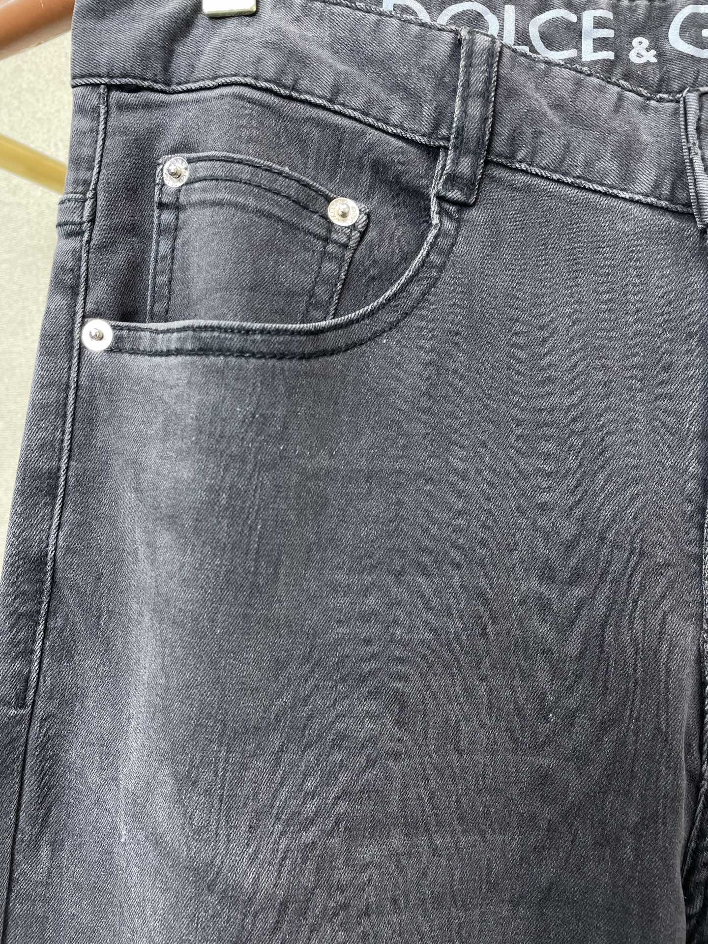 。Dolce&Gabbana杜嘉班纳💥独家专供新款牛仔阔腿裤👖高端版本！专柜定制面料 透气舒适度高，细节