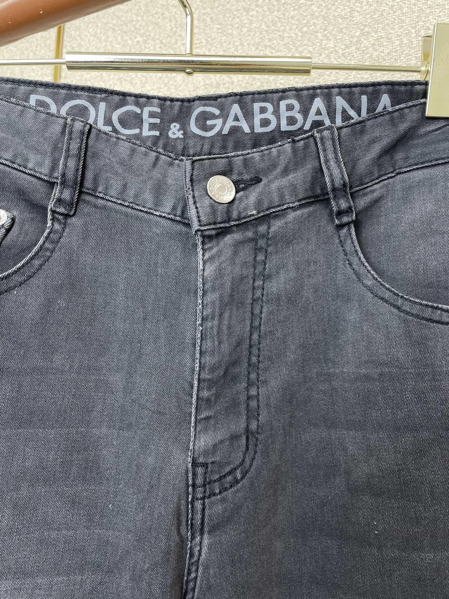 。Dolce&Gabbana杜嘉班纳💥独家专供新款牛仔阔腿裤👖高端版本！专柜定制面料 透气舒适度高，细节