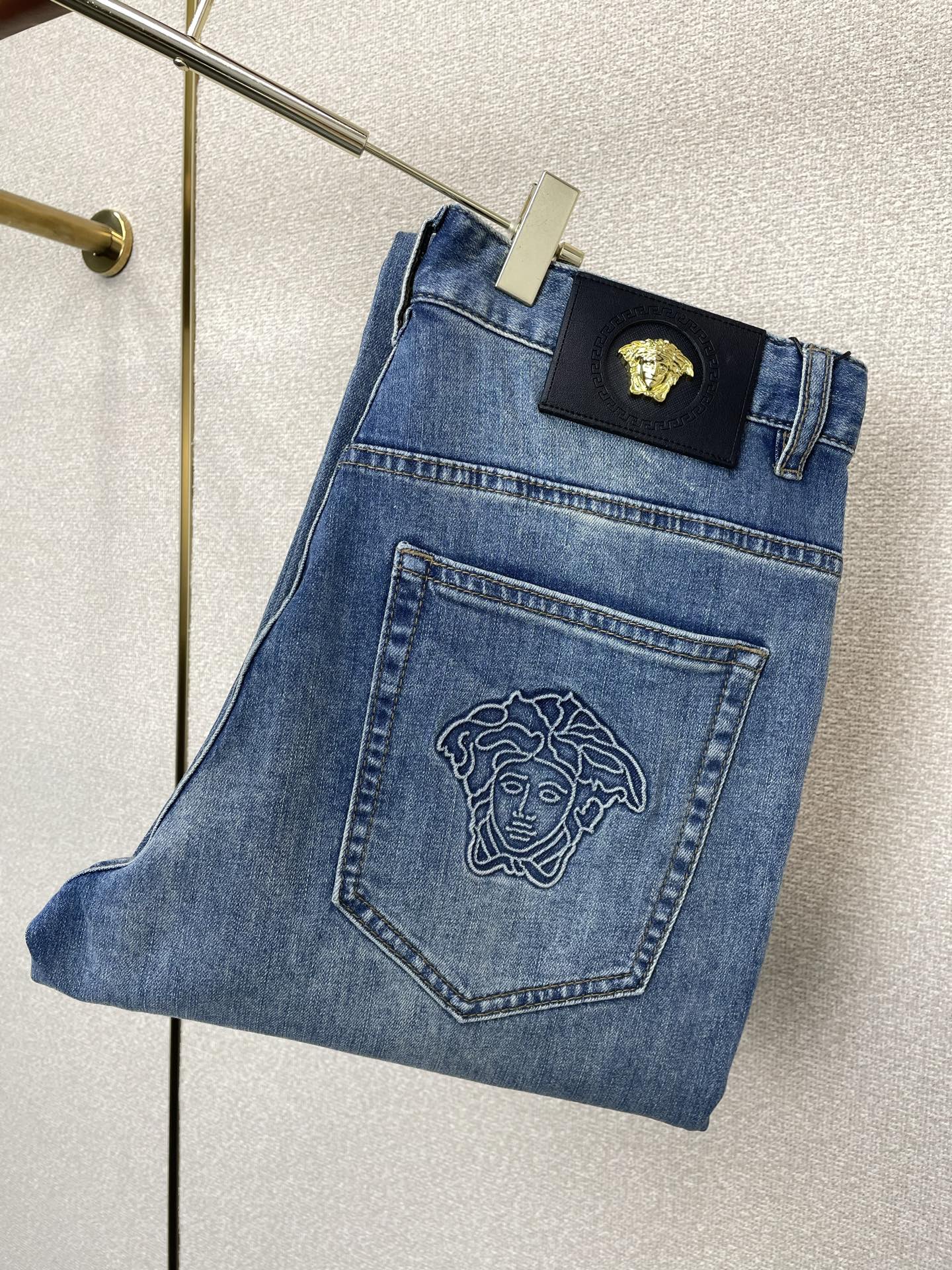 。VERSACE范思哲💥独家专供新款牛仔阔腿裤👖高端版本！专柜定制面料 透气舒适度高，细节无可挑剔，品牌